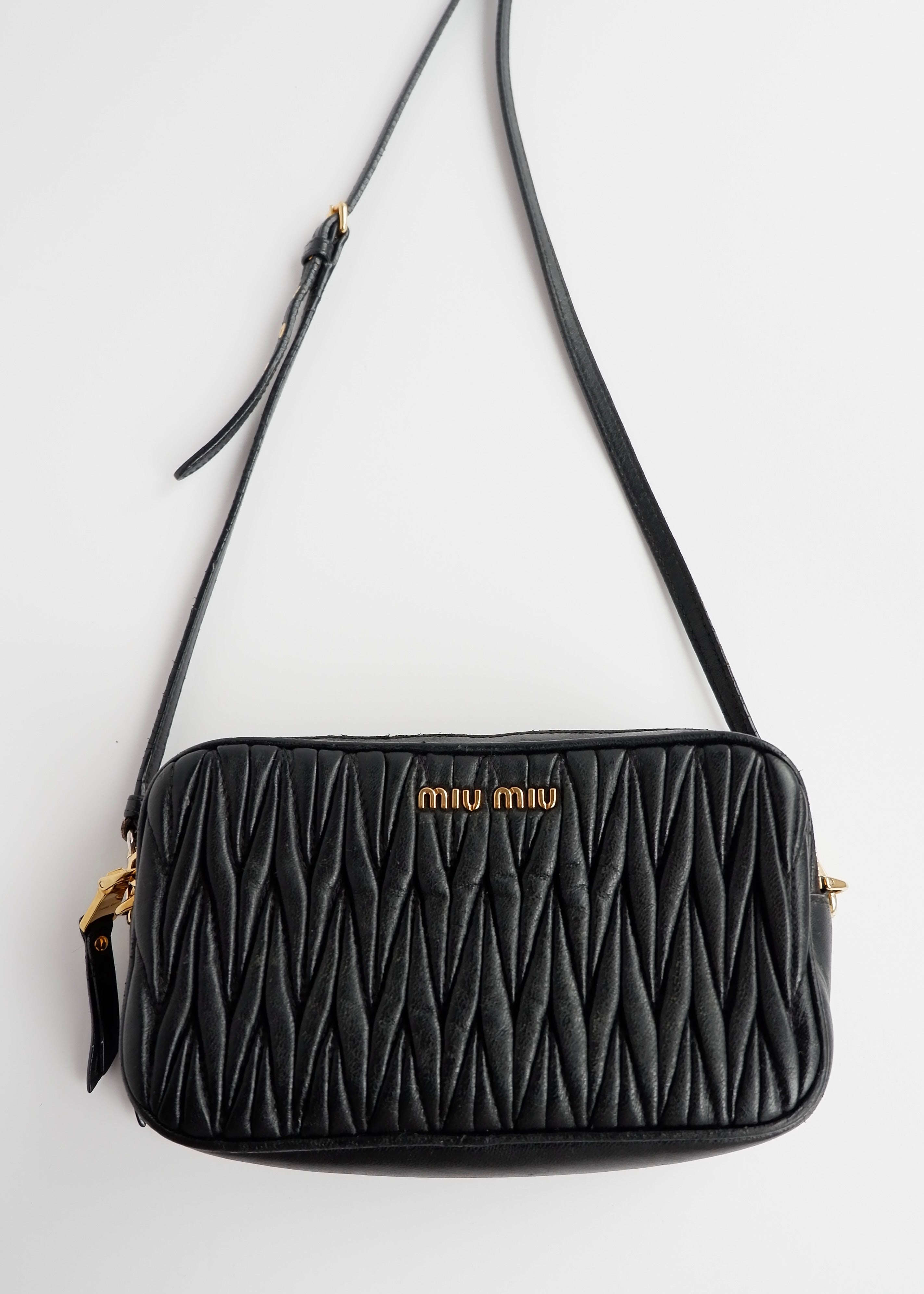 Sac bandoulière Miu Miu en cuir noir authentique d'occasion