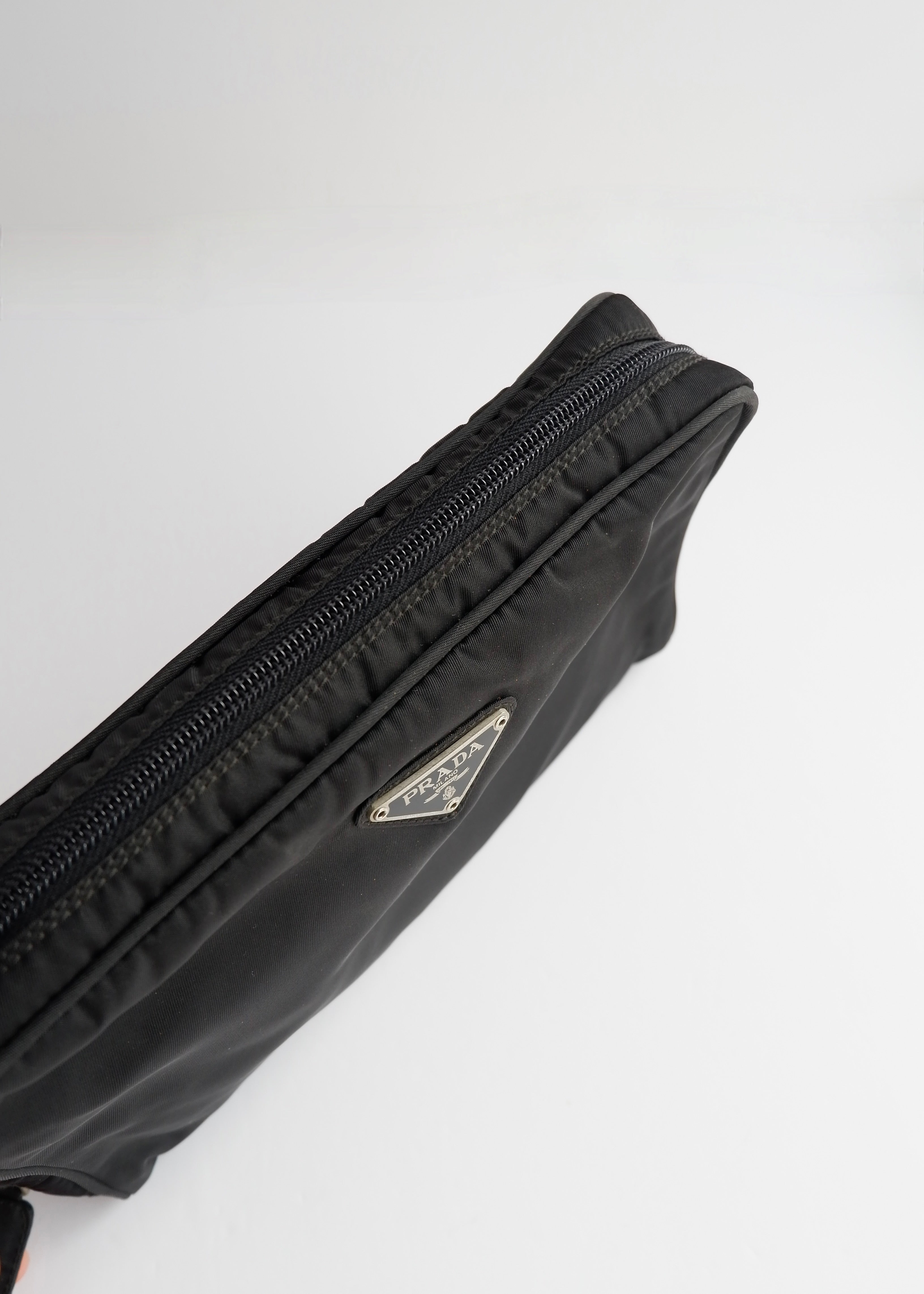 Pochette Prada authentique d'occasion en nylon noir