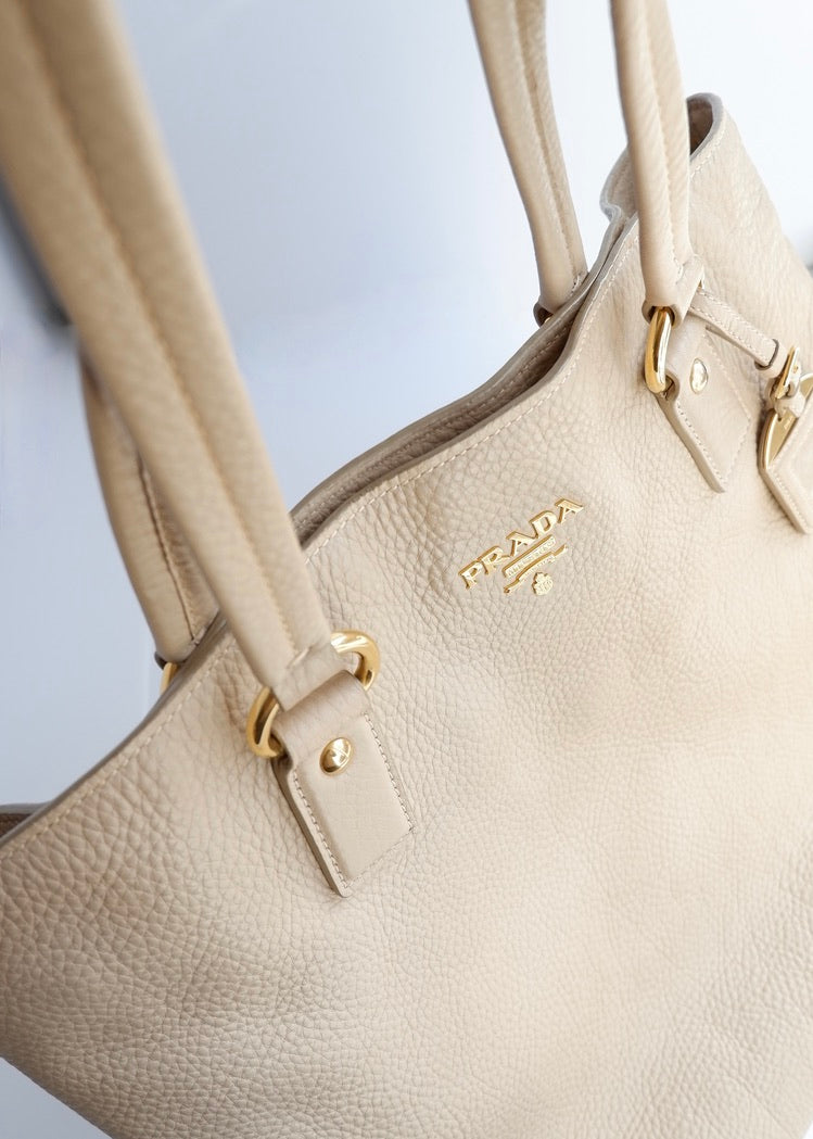 Sac cabas Prada en cuir beige, authentique et d'occasion