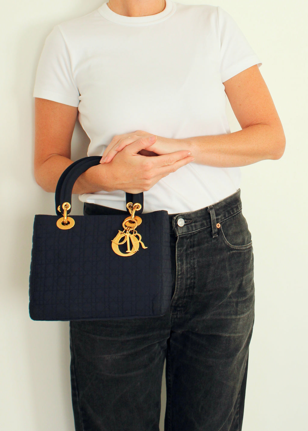 Sac à main Christian Dior Lady Dior Medium en toile bleu marine, d'occasion authentique, avec accastillage doré