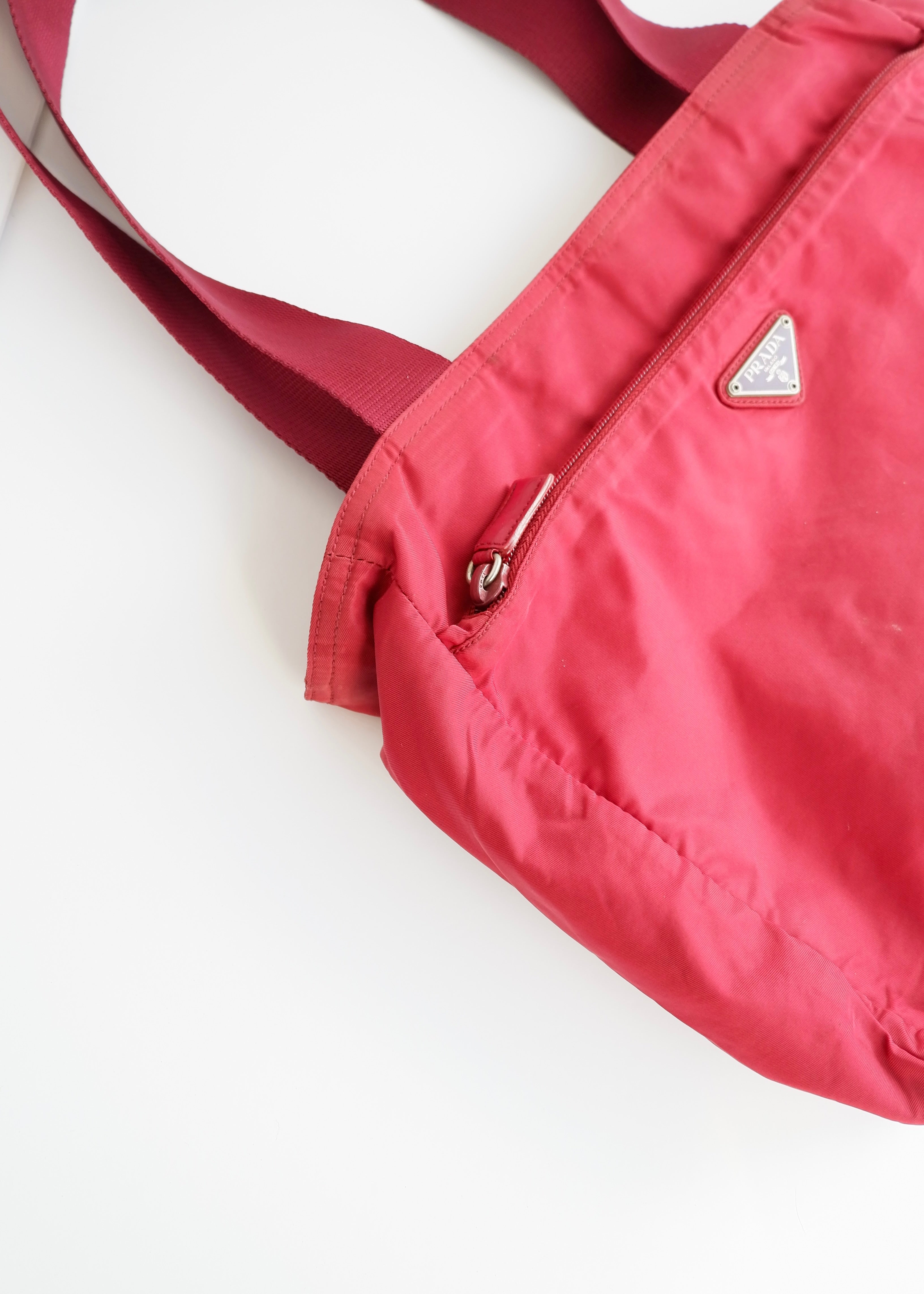 Sac fourre-tout Prada authentique d'occasion en nylon rouge