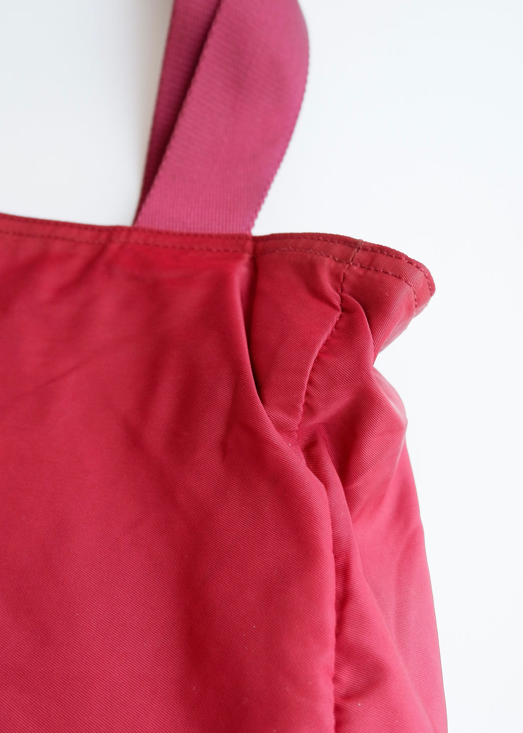 Sac fourre-tout Prada authentique d'occasion en nylon rouge
