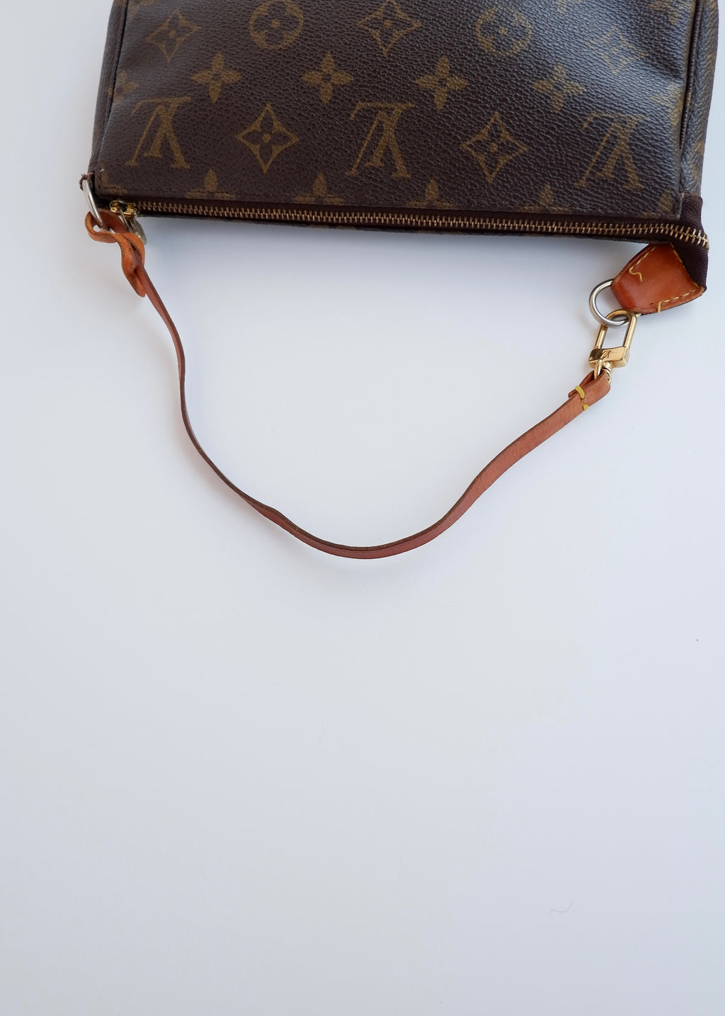 Authentique sac Louis Vuitton Pochette Accessoires monogrammé d'occasion (avec bandoulière)