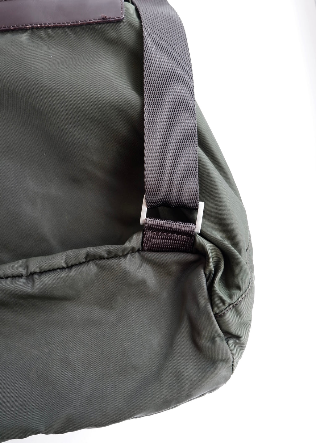 Sac à dos Prada en nylon vert authentique d'occasion
