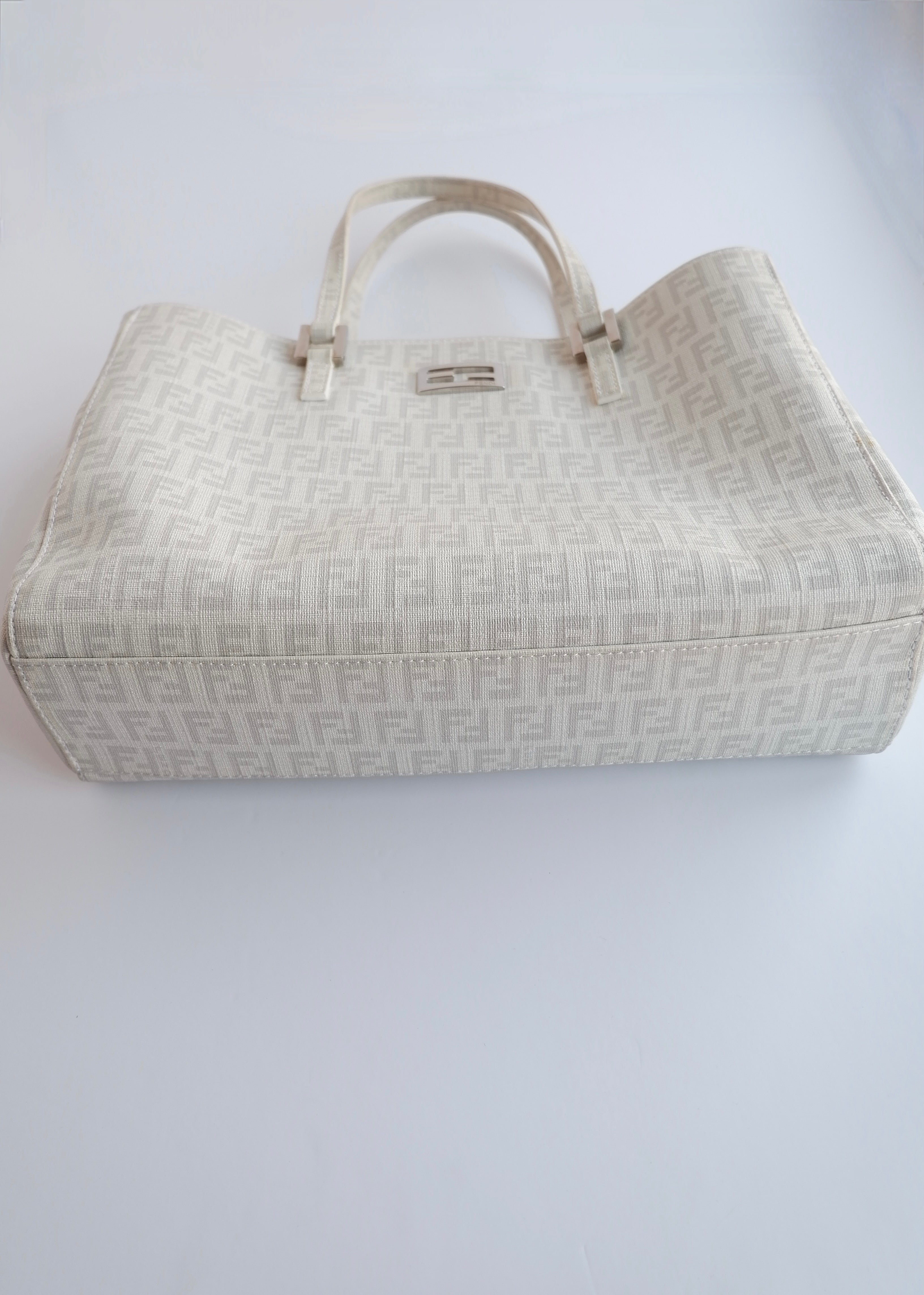 Sac à main Fendi Zucchino blanc d'occasion authentique