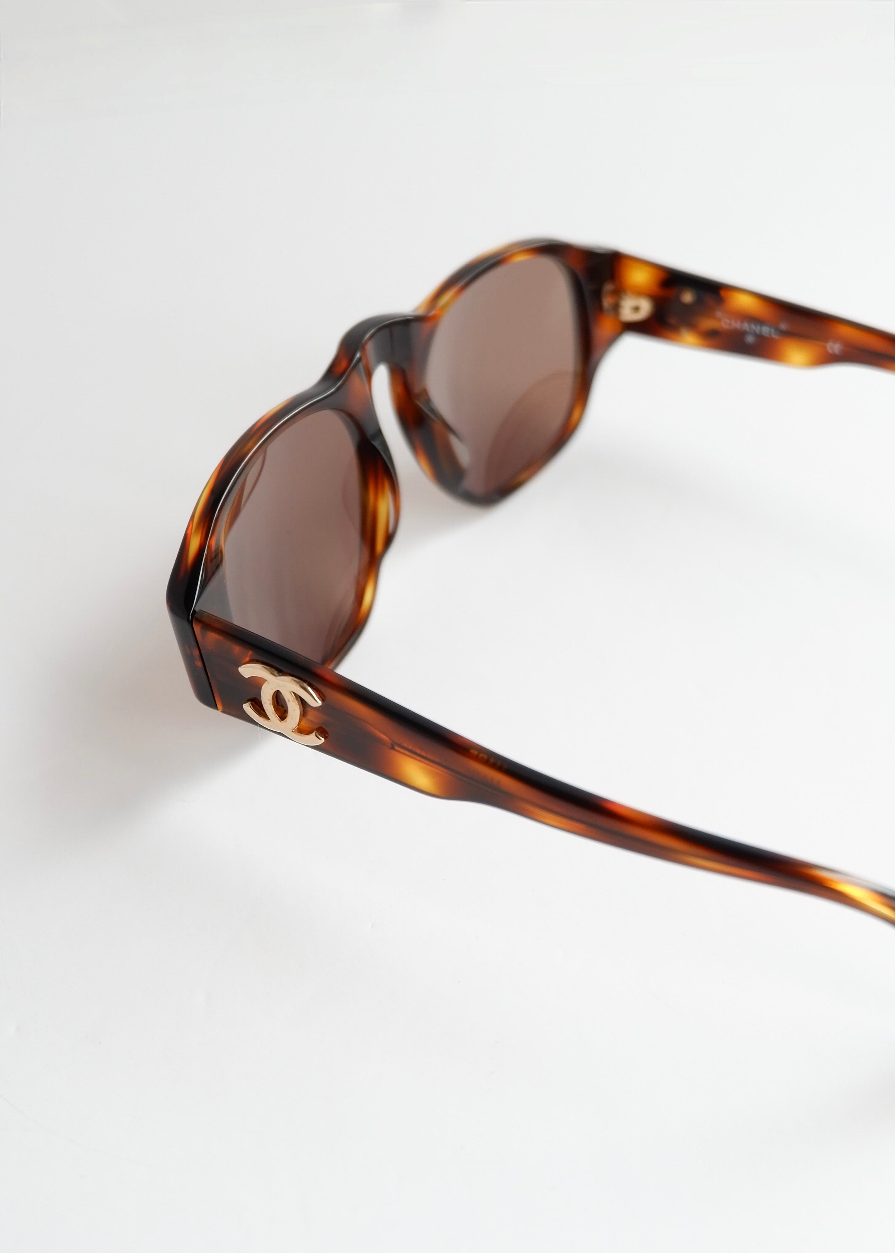 Preowned Chanel	Brown Tortoise CC Logo Sunglasses