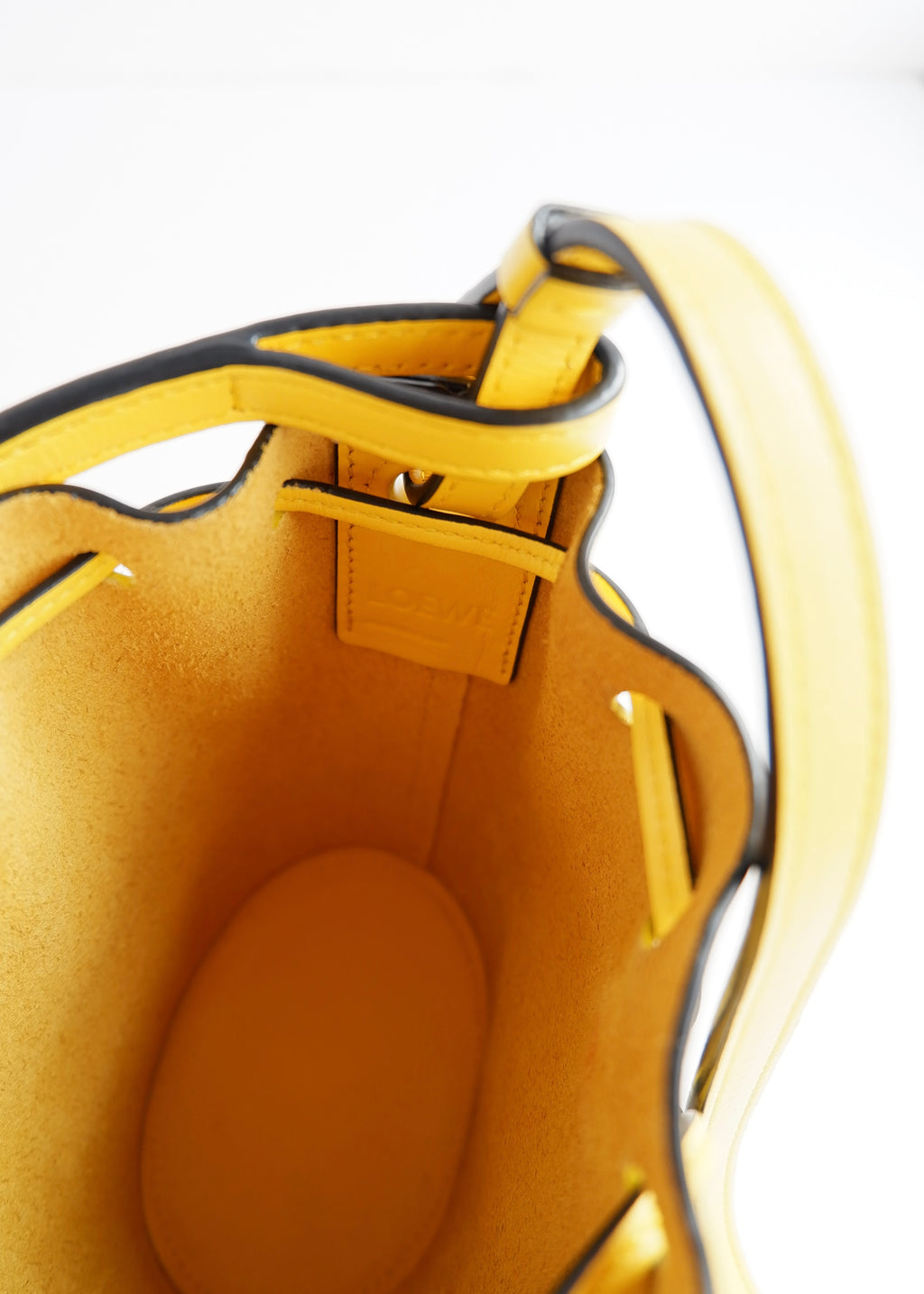 Authentique sac Loewe Balloon Nano en cuir jaune d'occasion