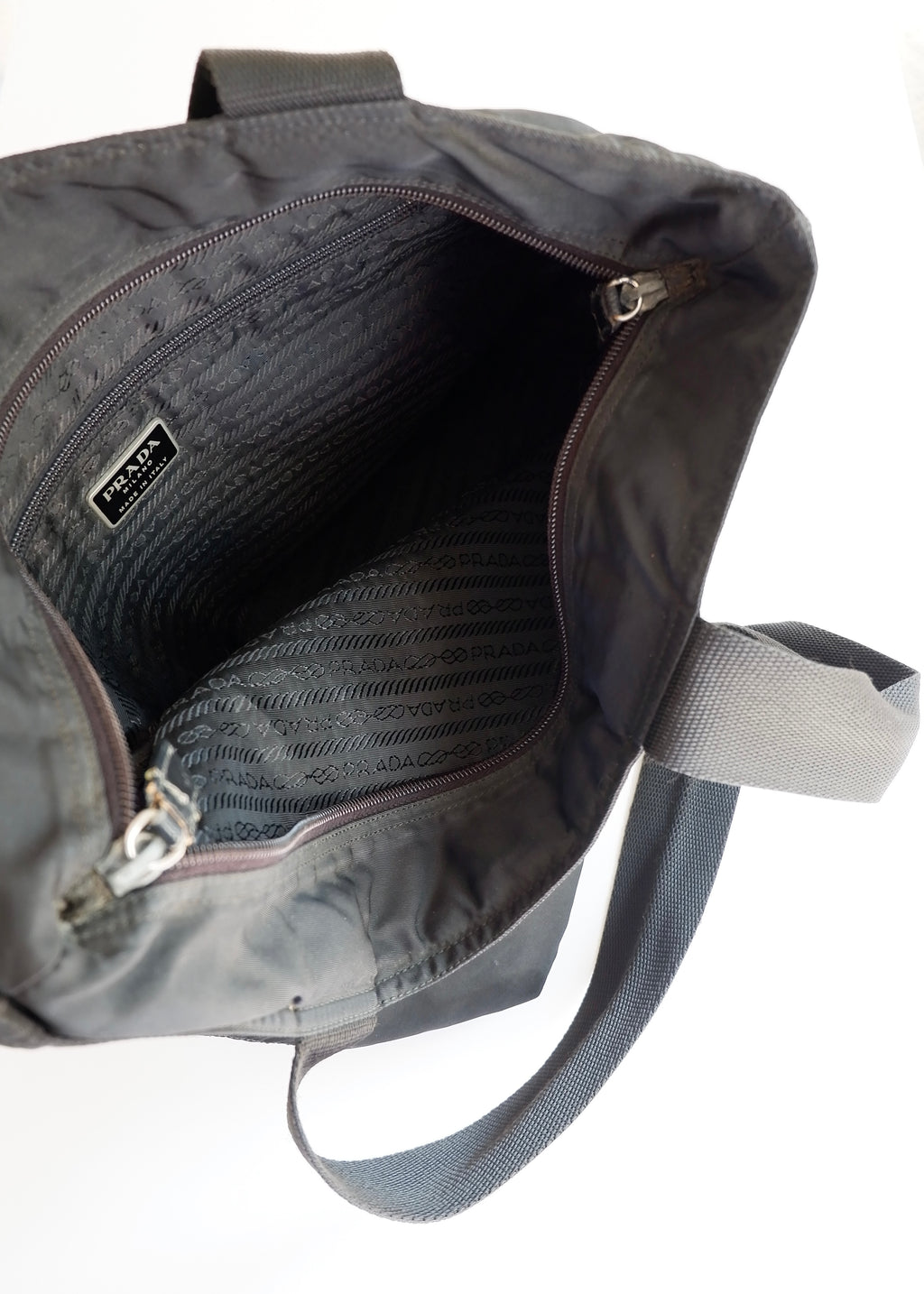 Sac cabas Prada authentique d'occasion en nylon noir à longue bandoulière
