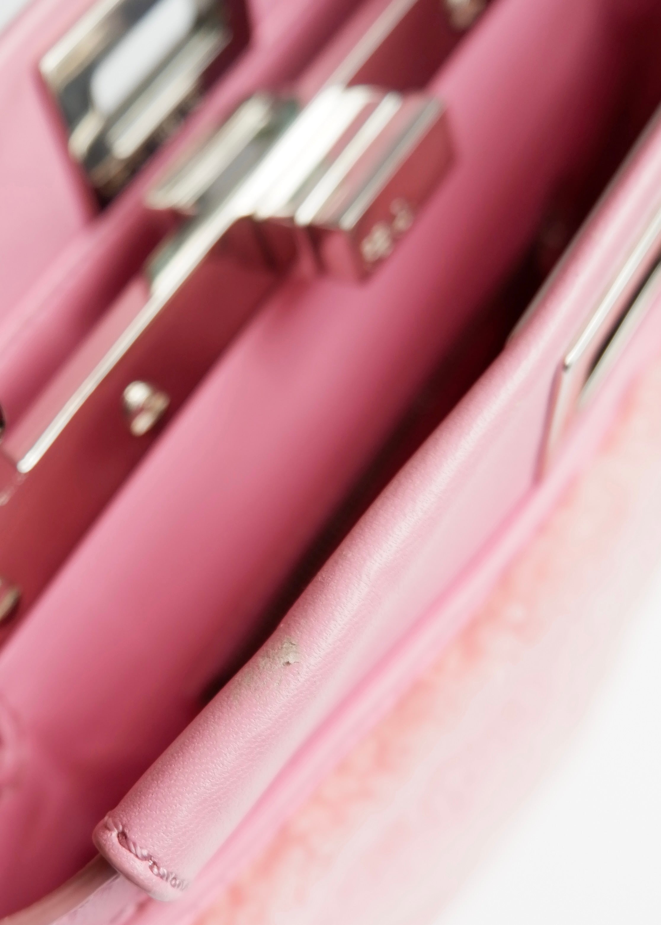 Authentique sac Fendi Peekaboo petit modèle en shearling rose et cuir, d'occasion