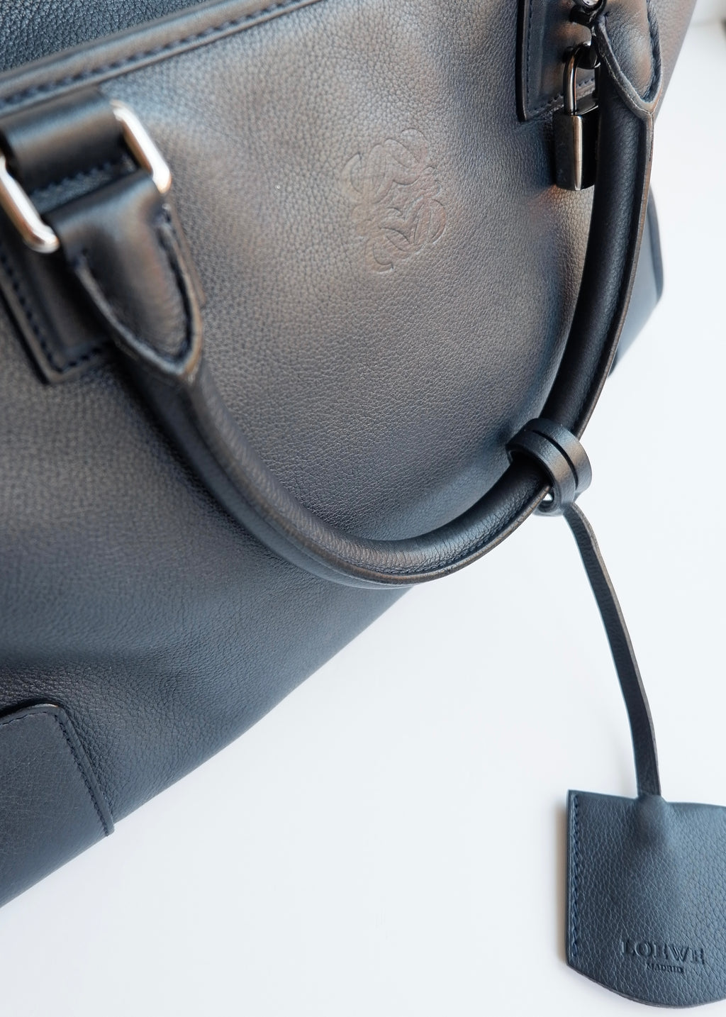 Sac à main Loewe Amazona authentique d'occasion en cuir bleu marine