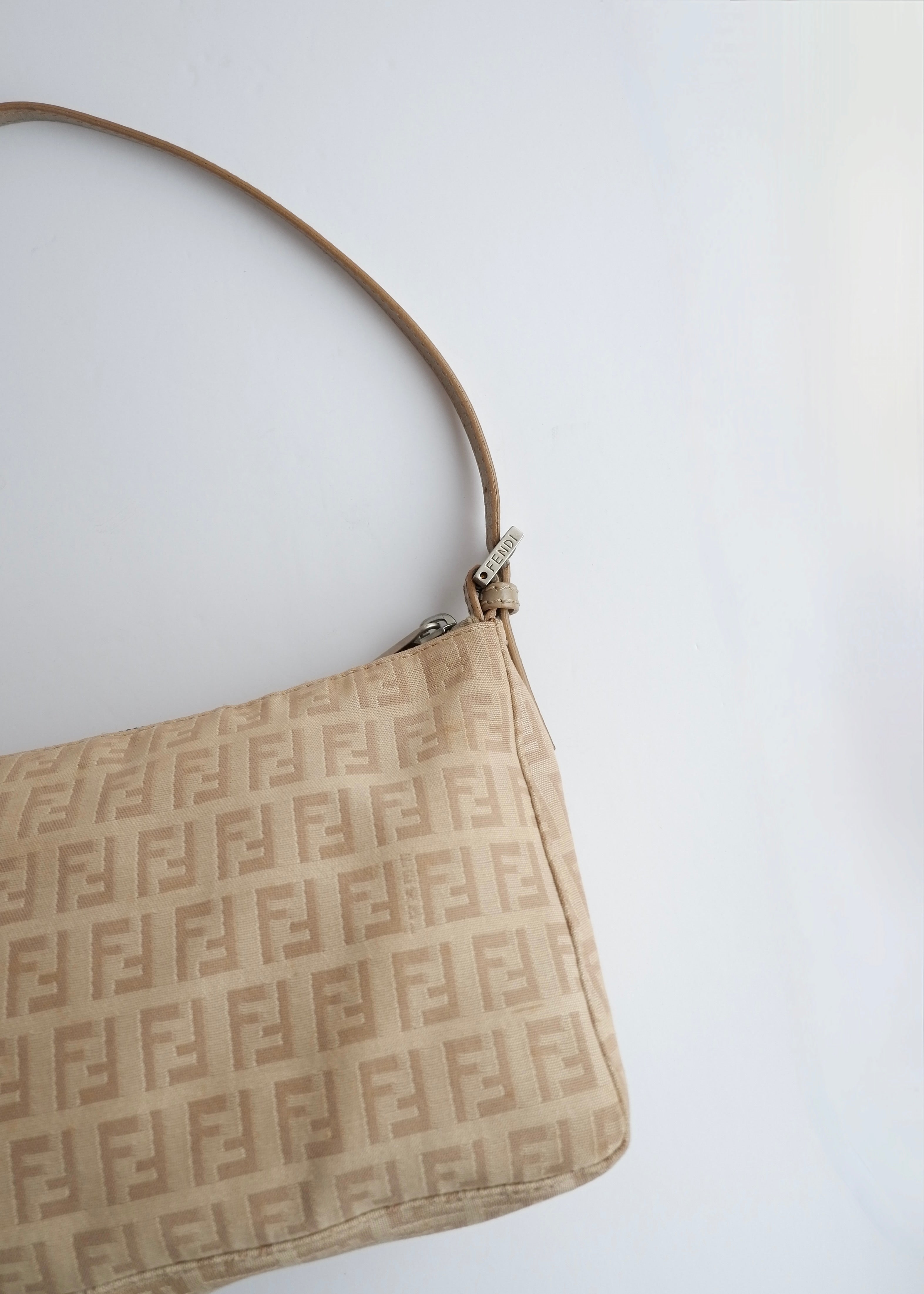 Authentique sac porté épaule Fendi Zucchino Pochette beige d'occasion