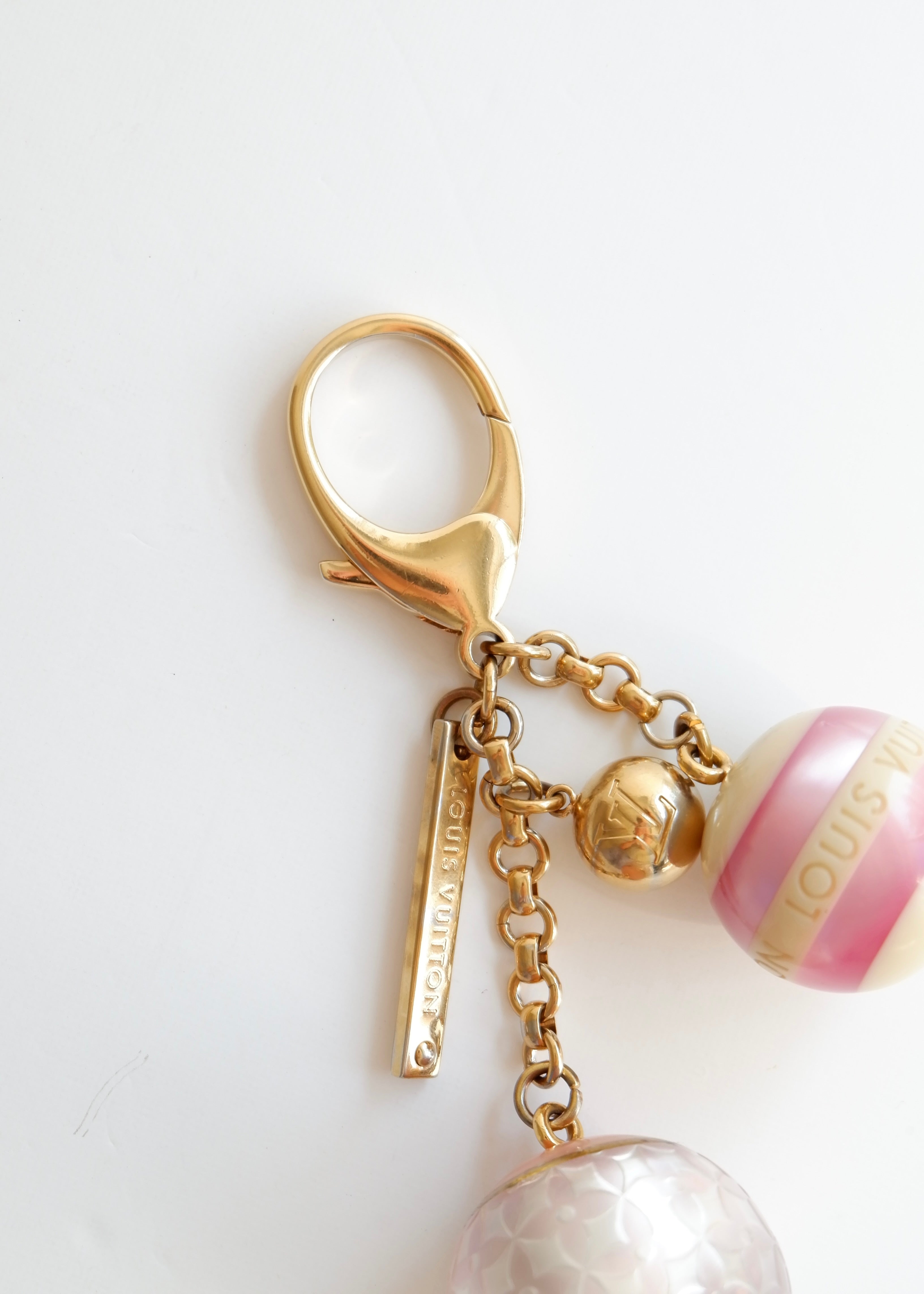 Authentique bijou de sac Louis Vuitton Mini Lin rose/doré d'occasion