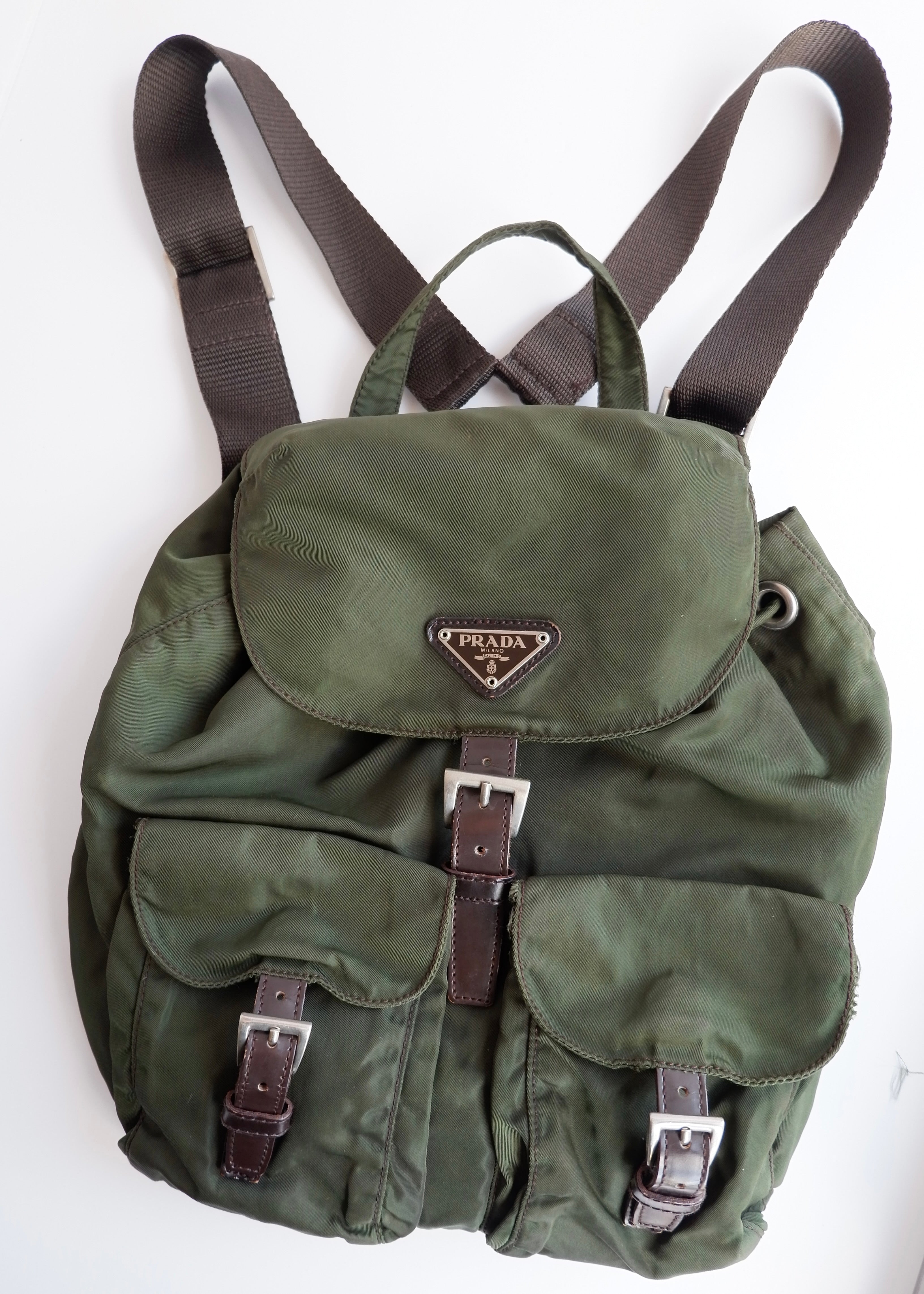Sac à dos Prada en nylon vert authentique d'occasion