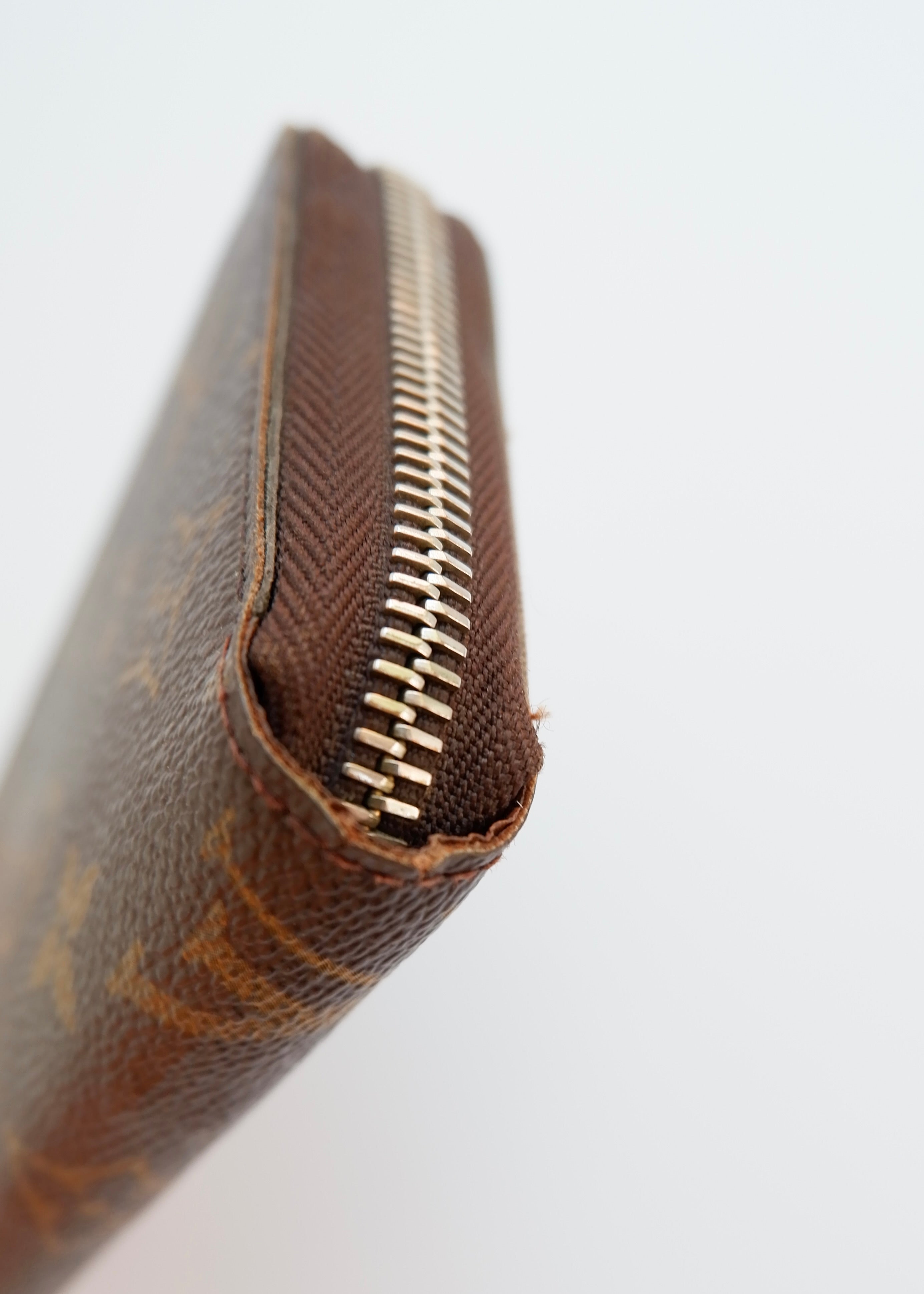 Portefeuille zippé Louis Vuitton Monogram d'occasion authentique