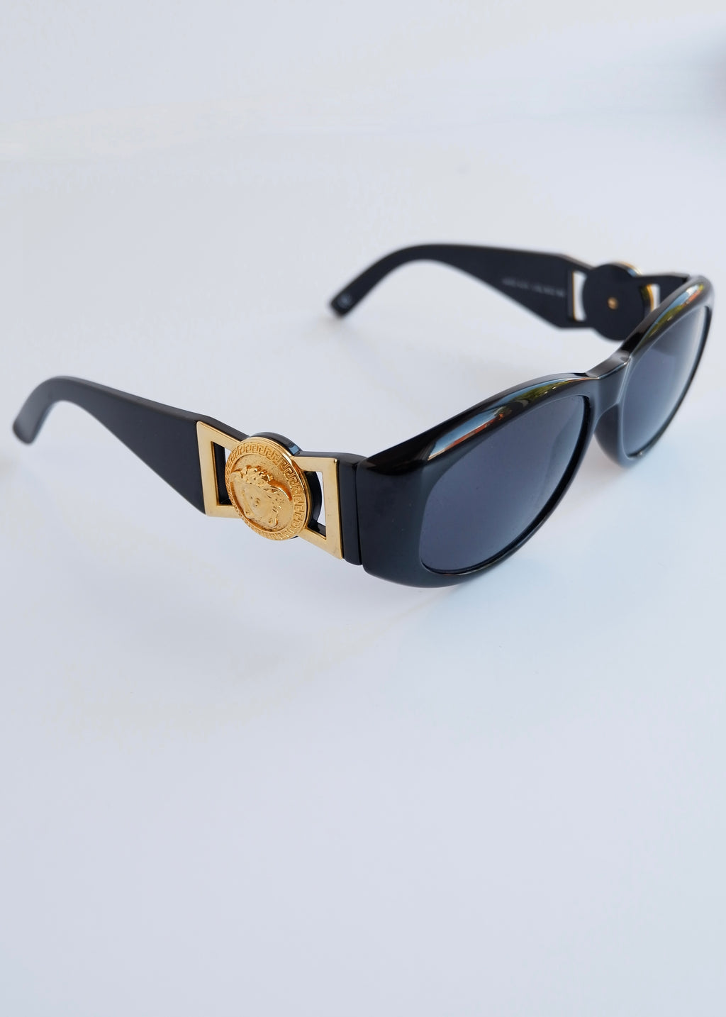Authentiques lunettes de soleil vintage d'occasion Versace à monture carrée noire avec logo Méduse
