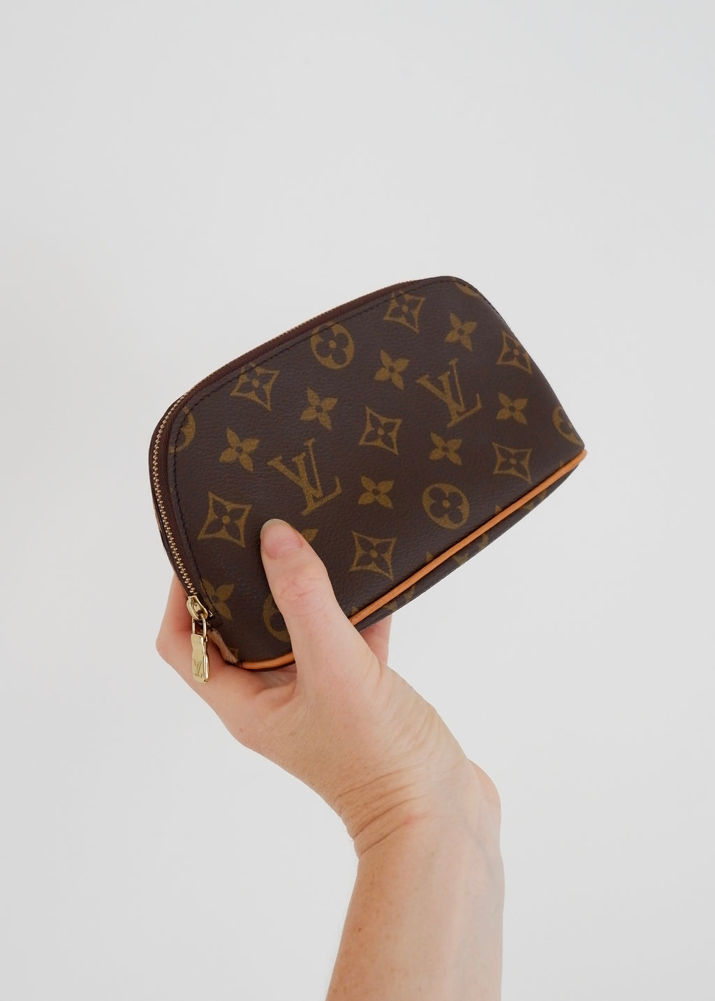 Trousse de toilette Louis Vuitton x ALAÏA authentique d'occasion, toile Monogram/crin de poney imprimé animal