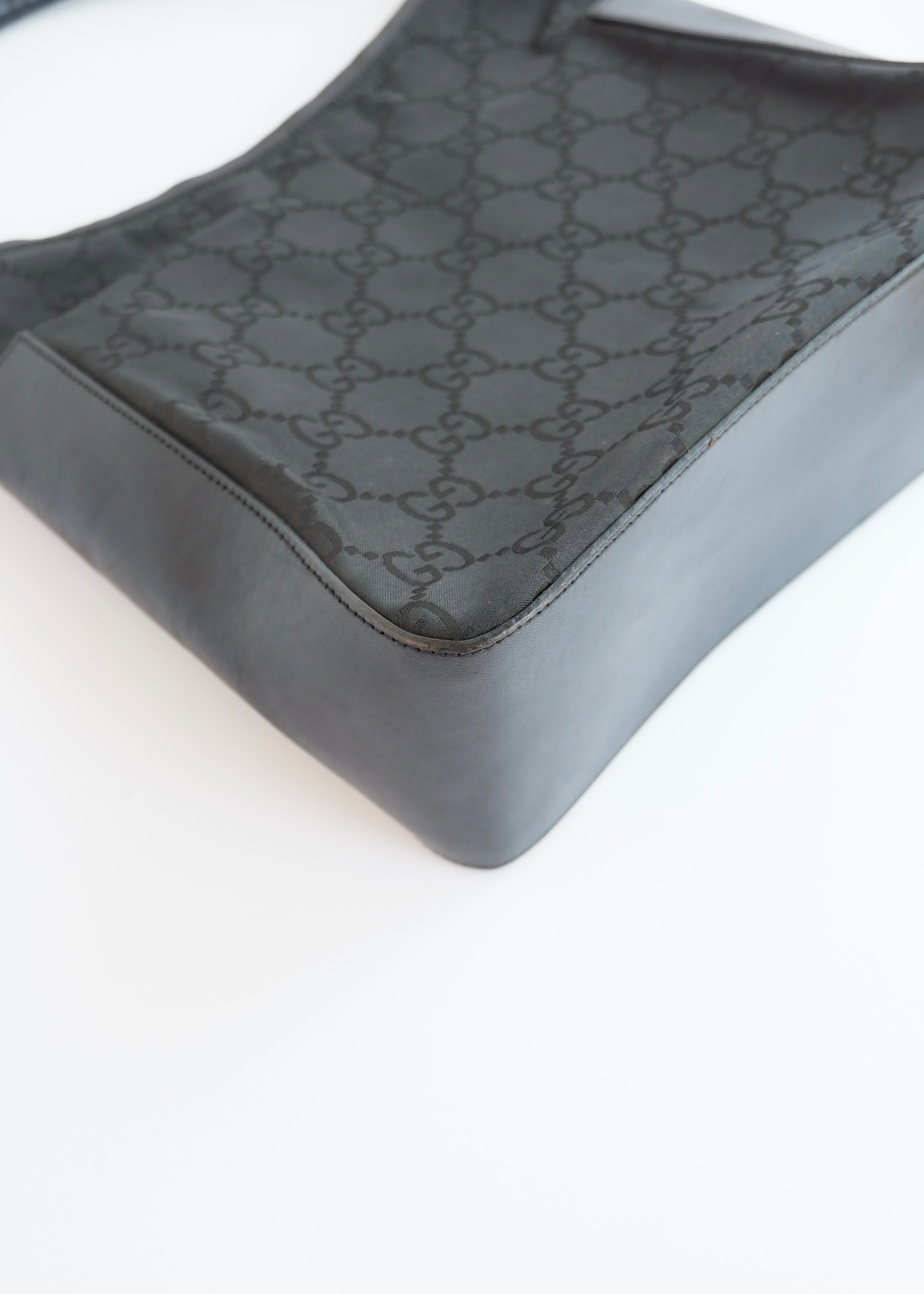Sac bandoulière Gucci authentique d'occasion en toile/cuir noir imprimé GG
