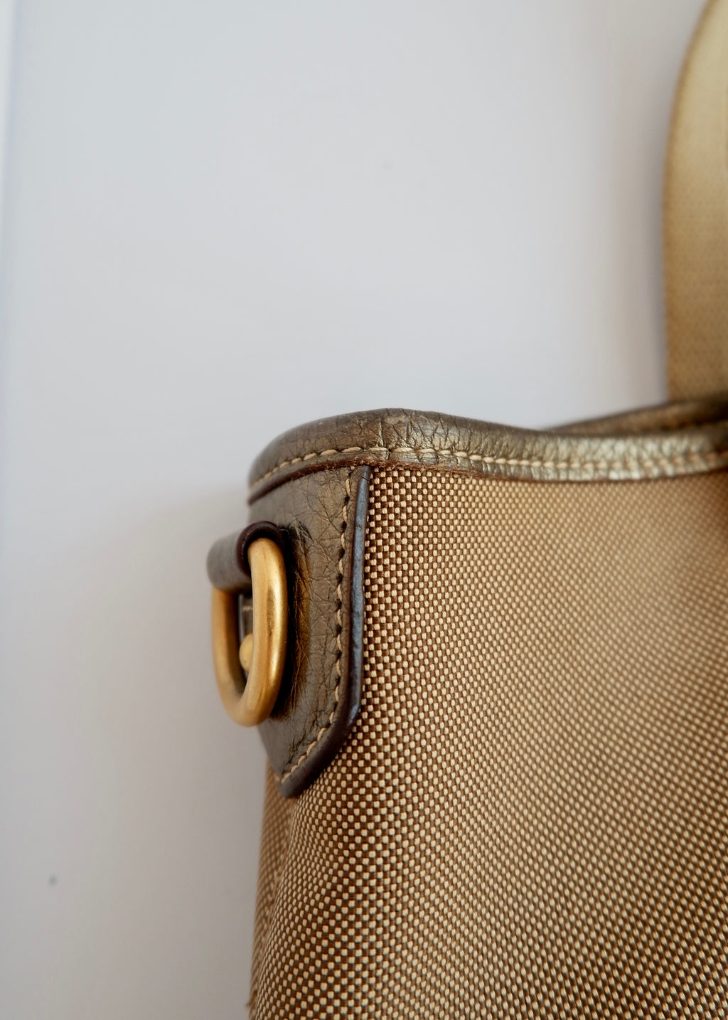 Authentique Sac à Main Prada Bicolore Beige/Doré en Toile et Cuir d'Occasion