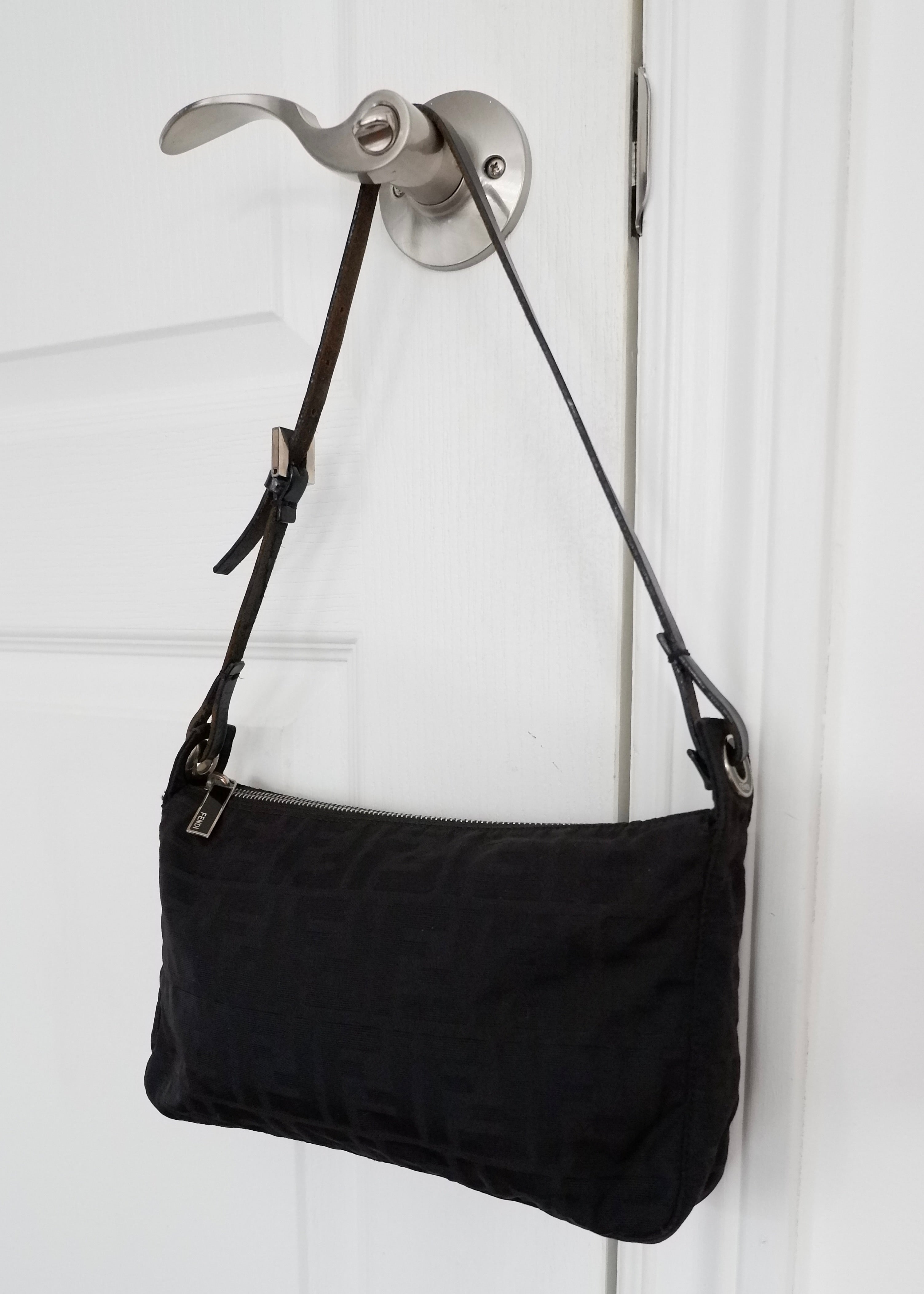 Sac bandoulière Fendi Zucca en toile noire authentique d'occasion