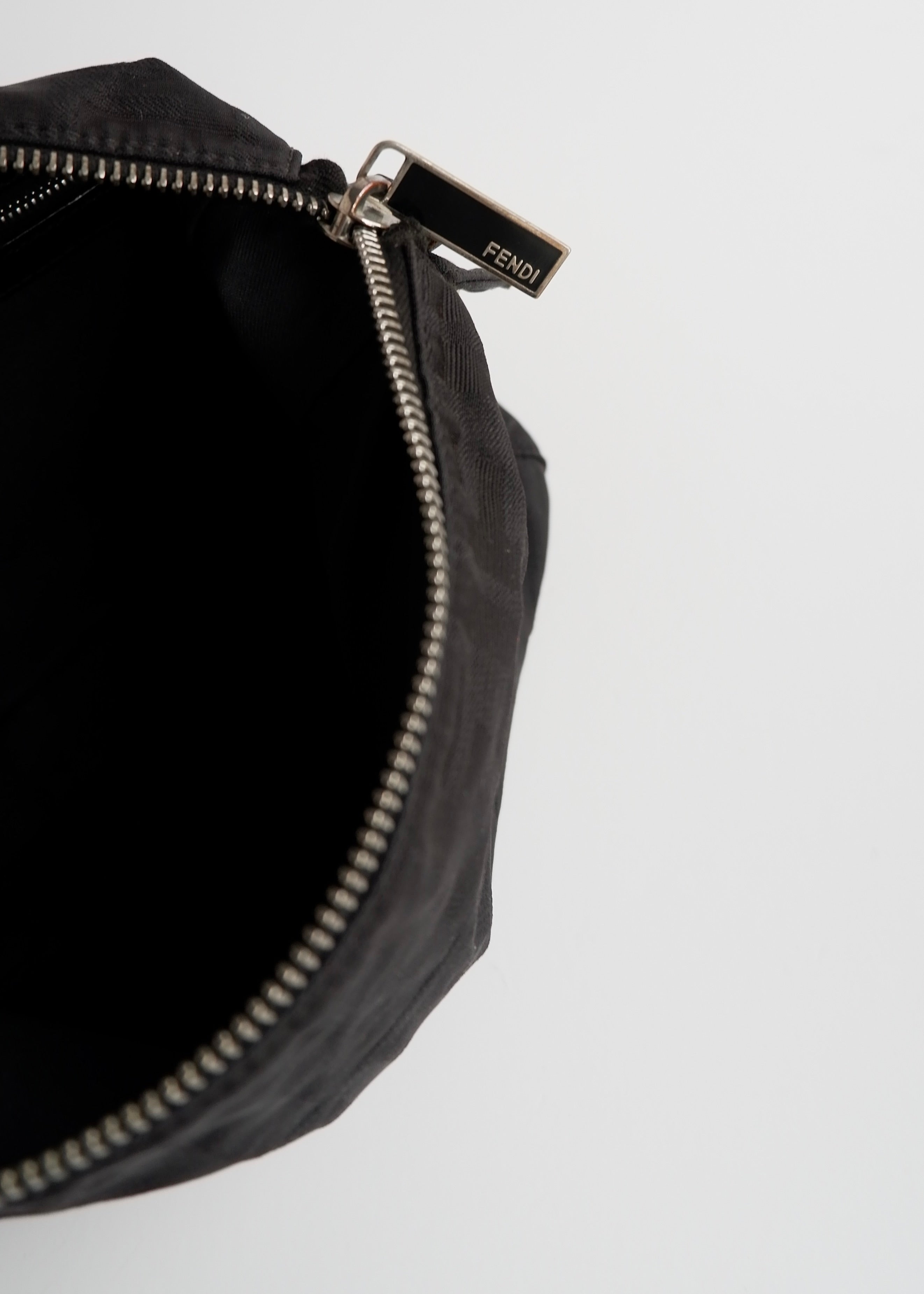 Sac bandoulière Fendi Zucca en toile noire authentique d'occasion