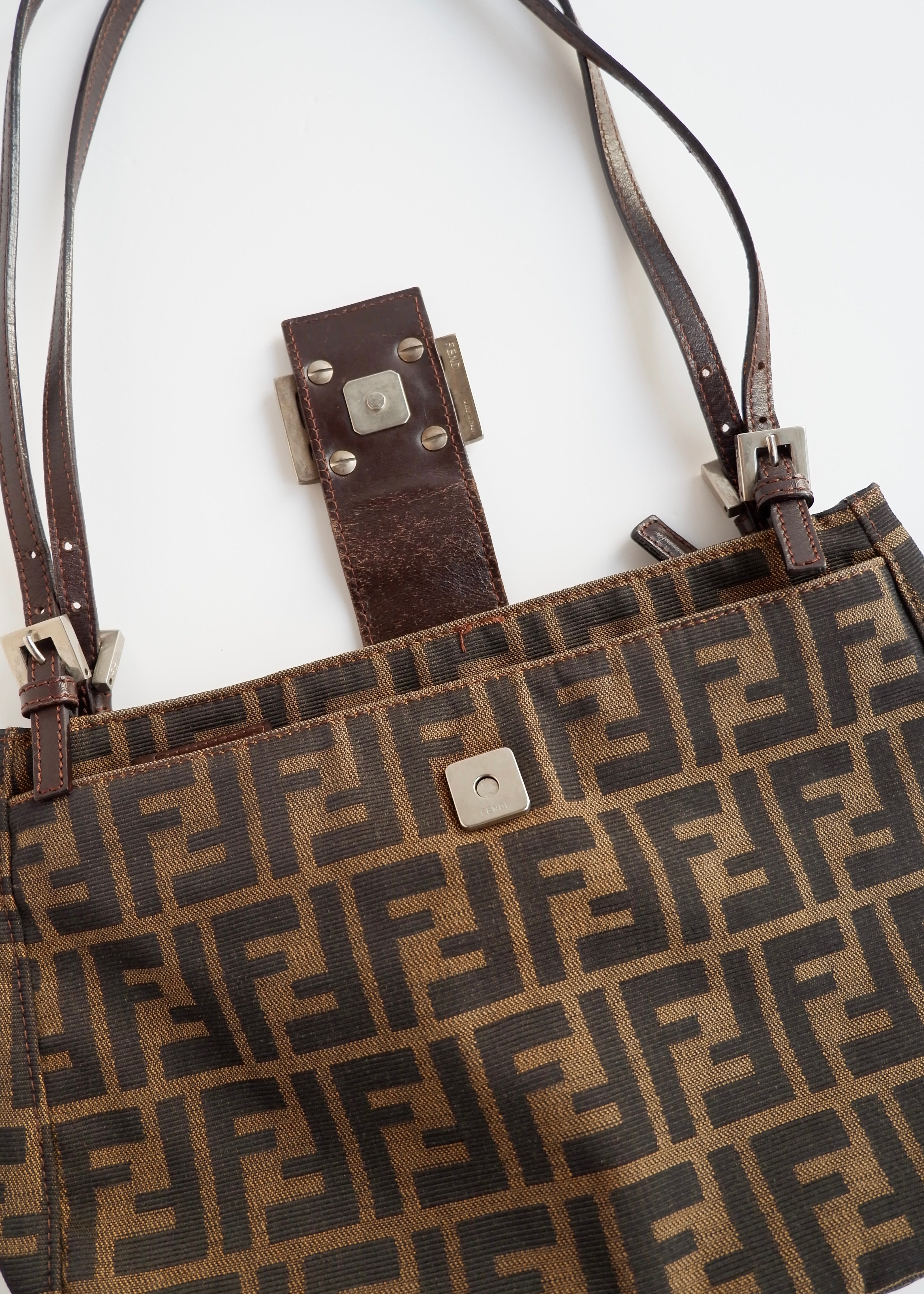 Sac à bandoulière Fendi Hobo Zucca marron authentique d'occasion
