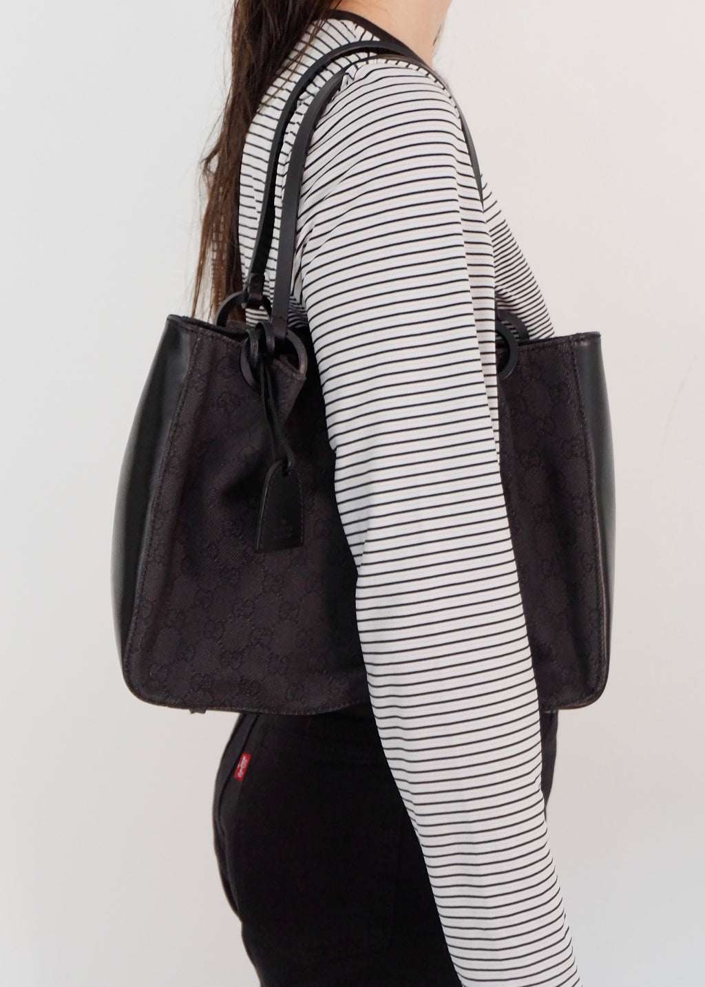 Authentique sac bandoulière Gucci d'occasion en toile GG en jean/cuir noir