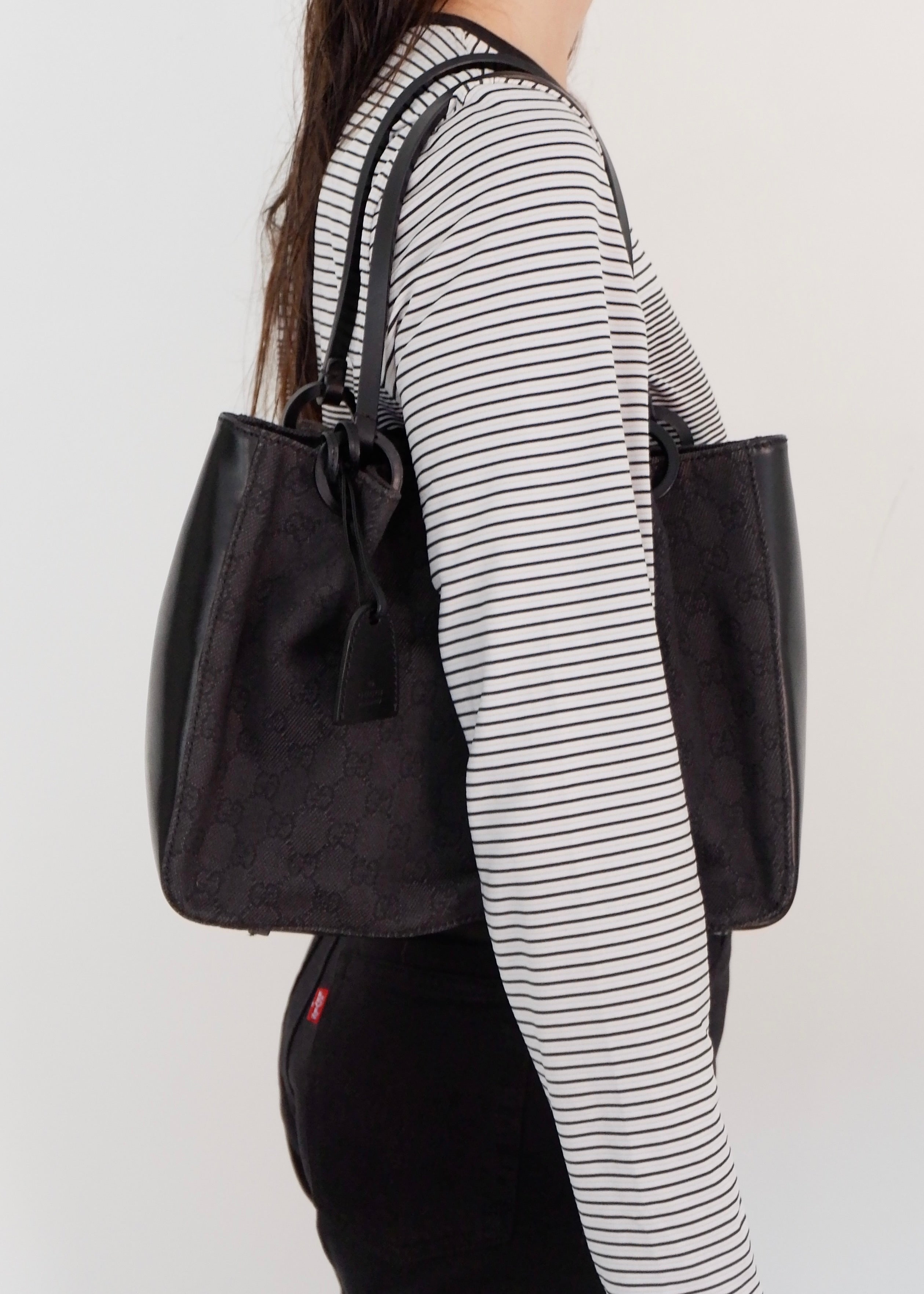 Authentique sac bandoulière Gucci d'occasion en toile GG en jean/cuir noir