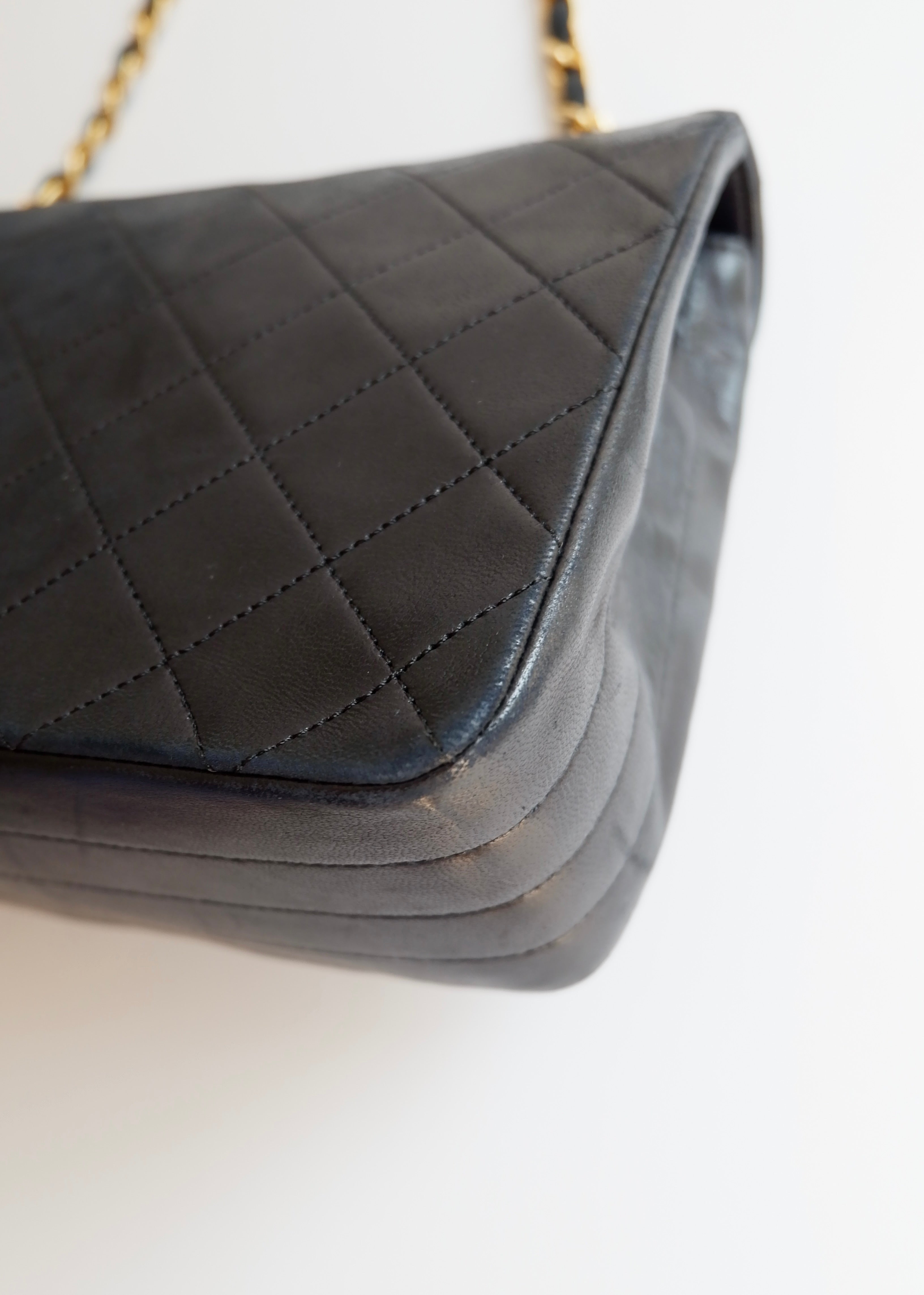 Authentique sac Chanel vintage d'occasion en agneau noir à rabat simple avec quincaillerie dorée