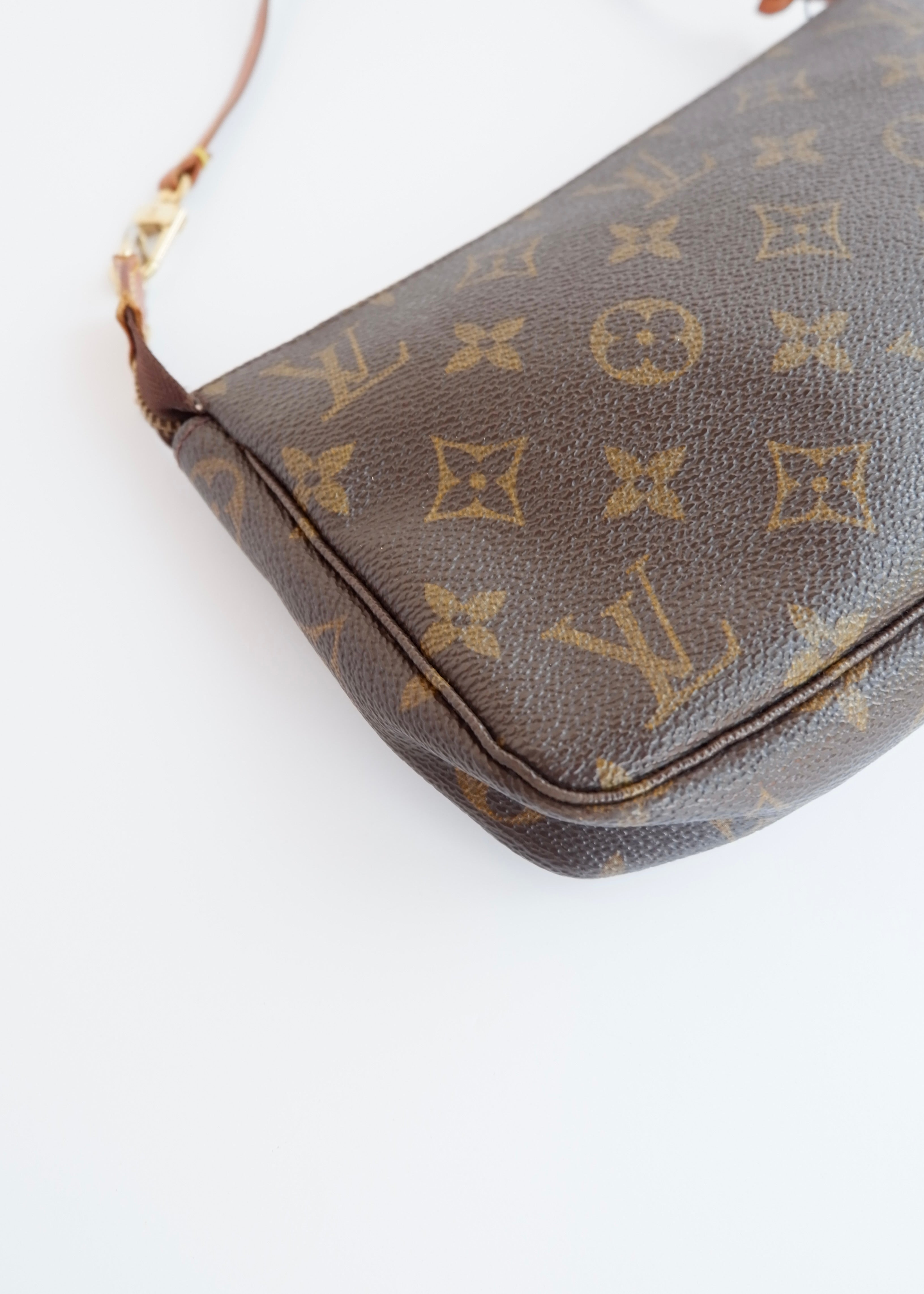 Authentique sac Louis Vuitton Pochette Accessoires monogrammé d'occasion (avec bandoulière)