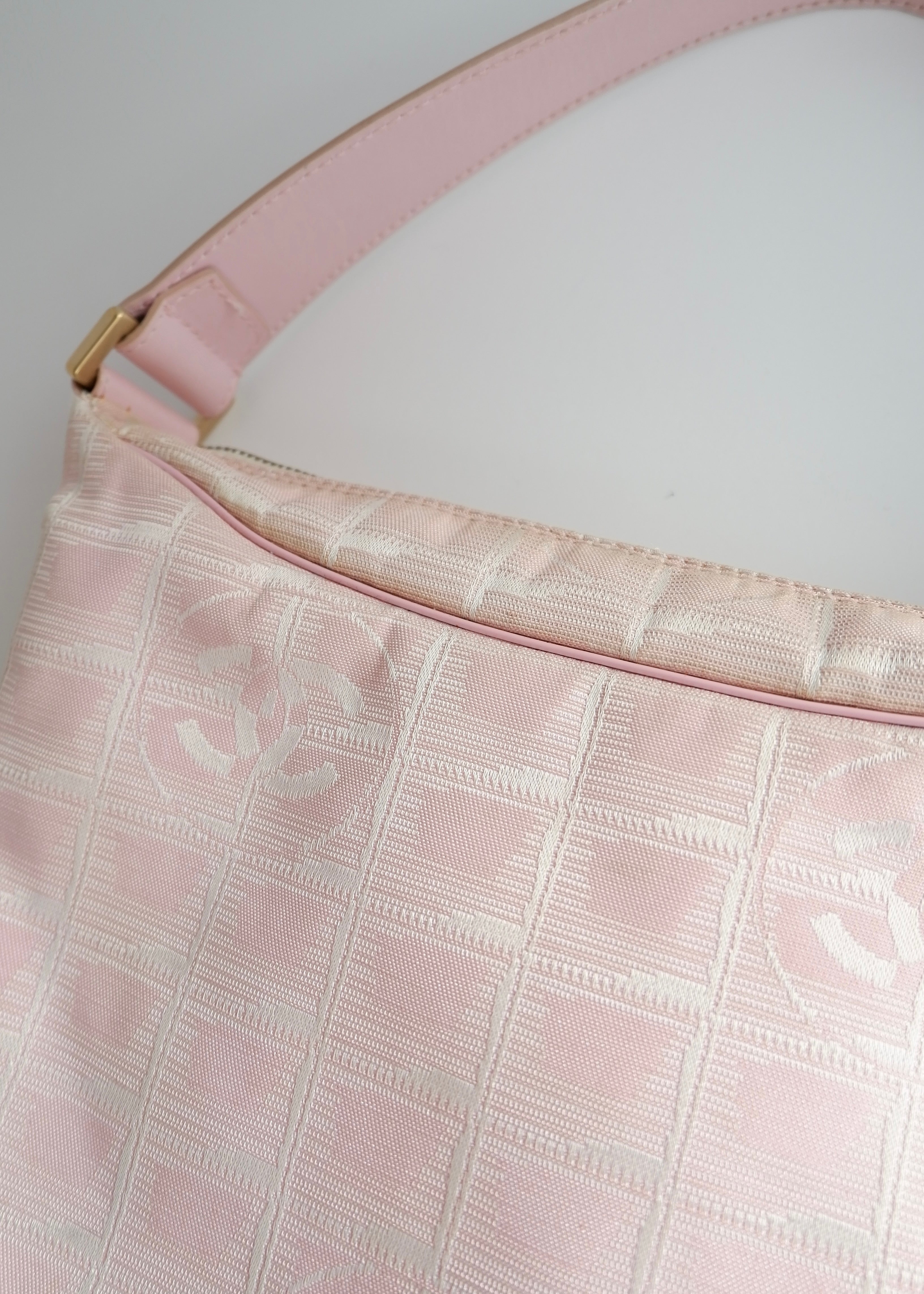 Sac à bandoulière Chanel Travel Line rose d'occasion authentique