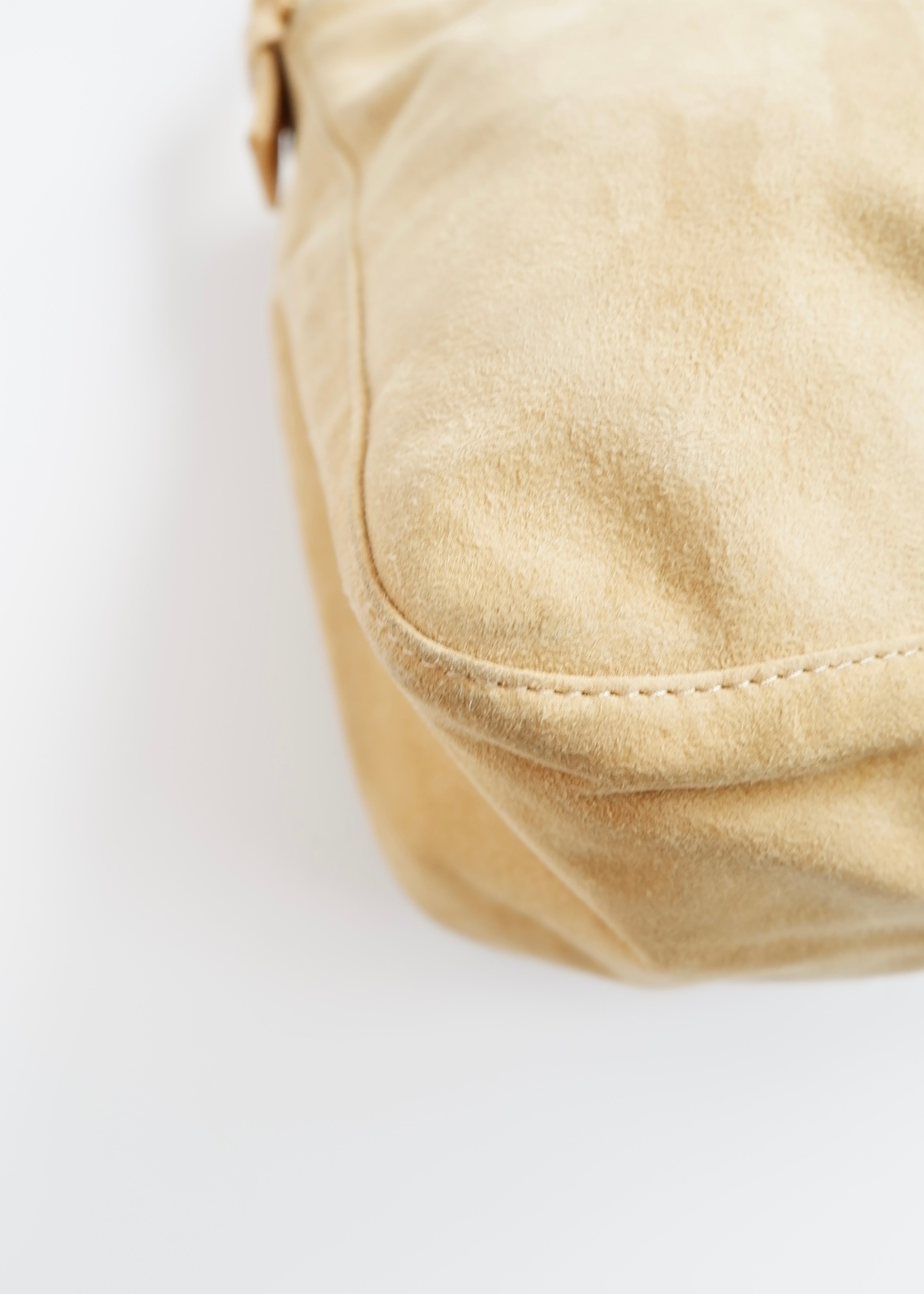 Sac à bandoulière Fendi Mamma Baguette en daim beige d'occasion authentique