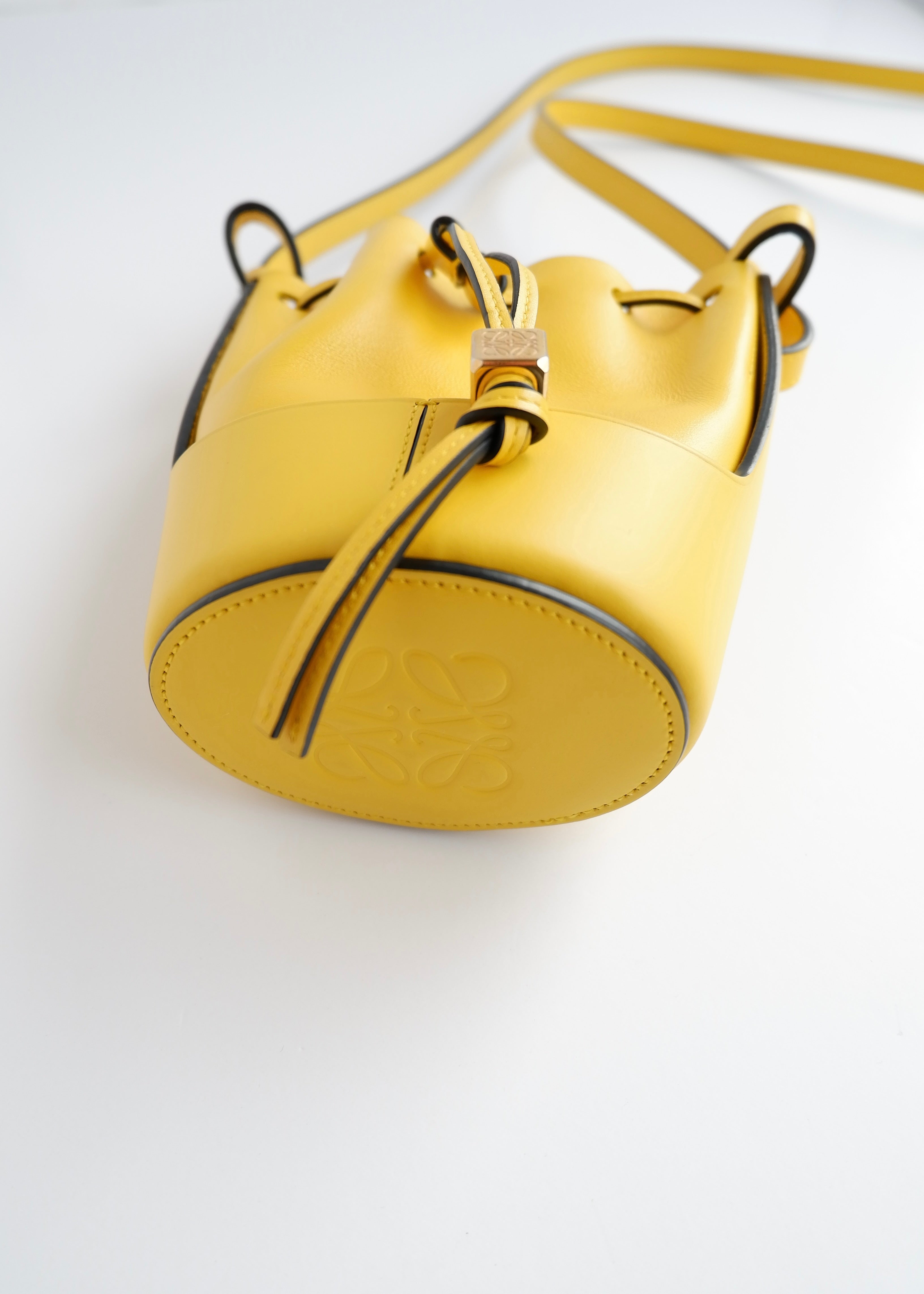 Authentique sac Loewe Balloon Nano en cuir jaune d'occasion