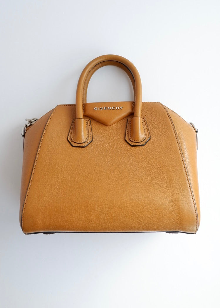 Authentique sac bandoulière Givenchy Antigona petit modèle en cuir couleur camel, d'occasion