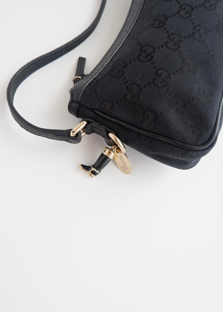 Authentique Sac Micro à Bandoulière Gucci en Toile GG Noire avec Breloque Dorée d'occasion