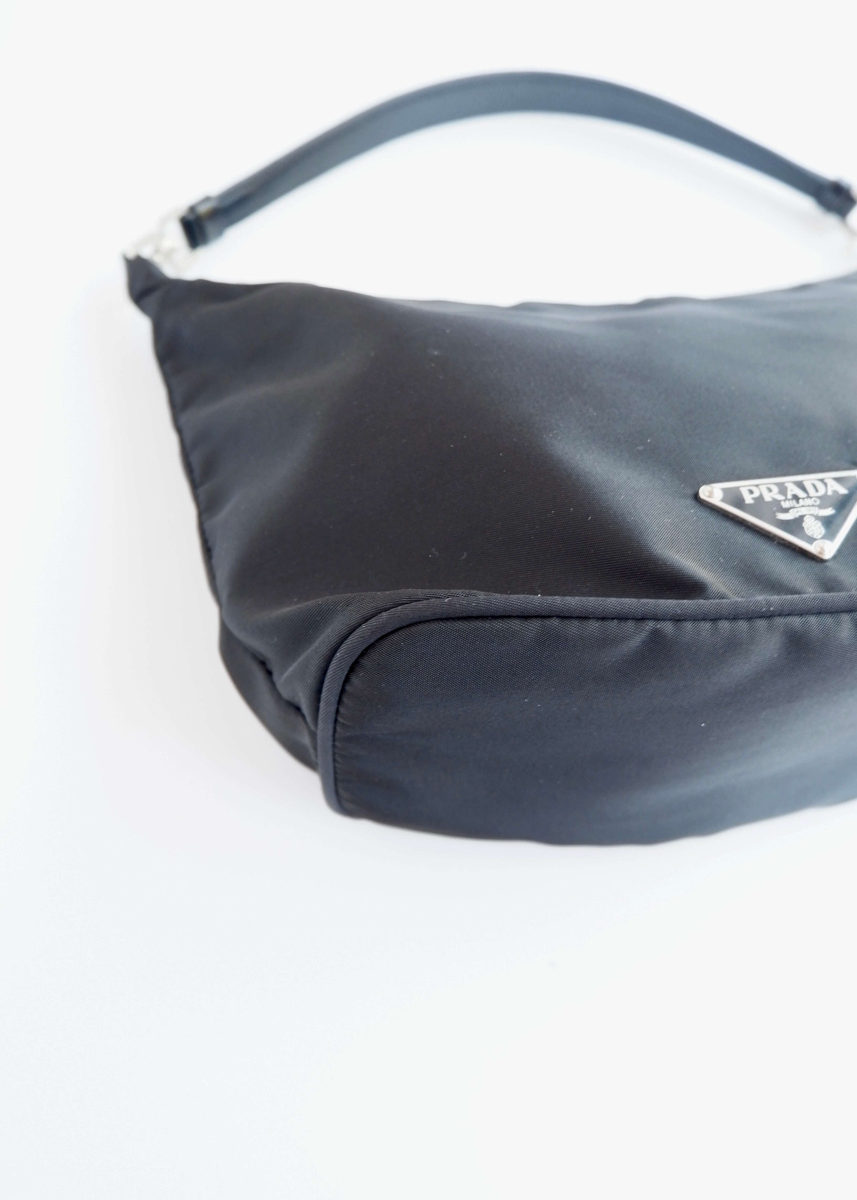 Sac à bandoulière micro Prada noir en nylon d'occasion authentique avec pochette