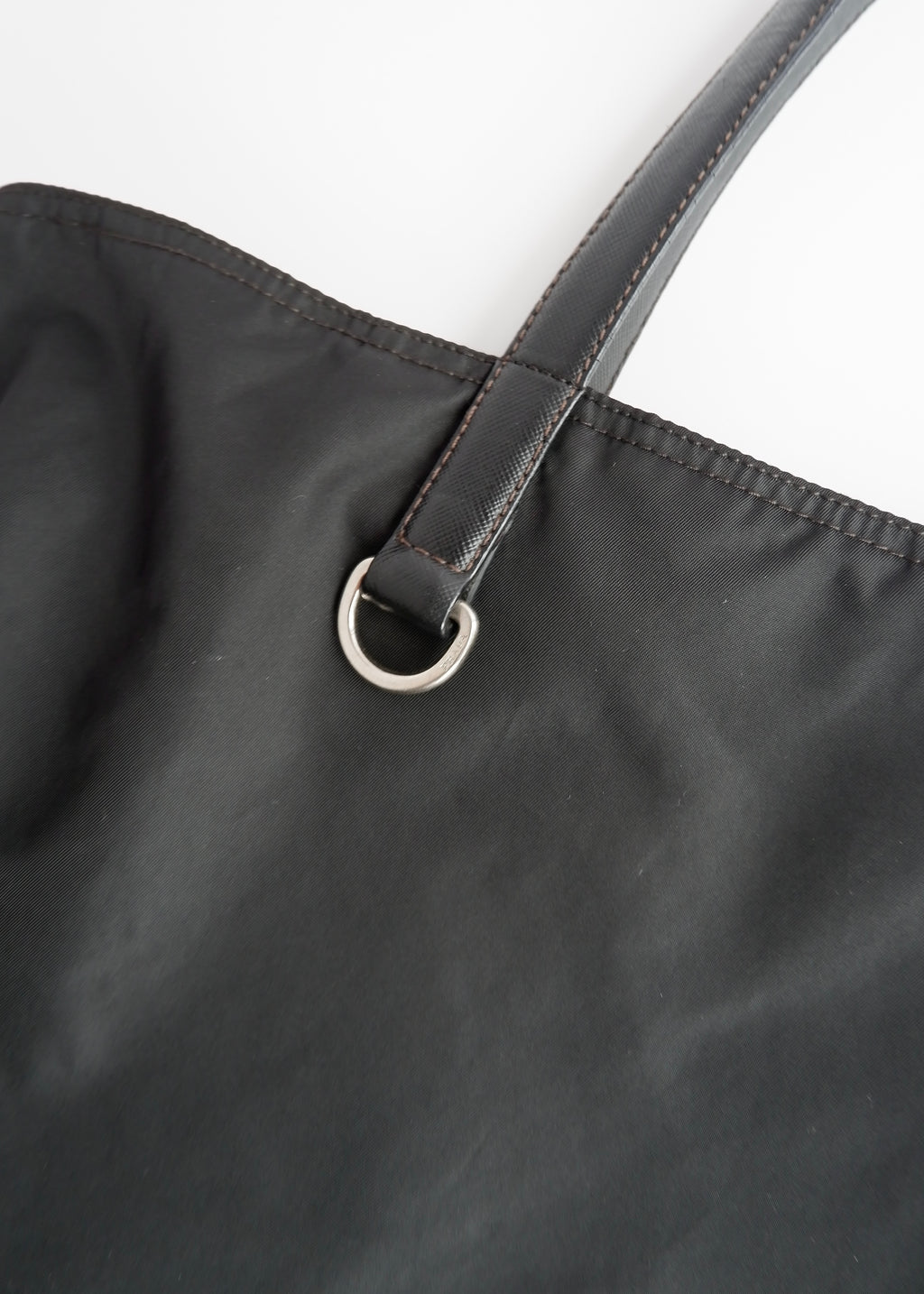 Sac cabas Prada authentique en nylon noir d'occasion