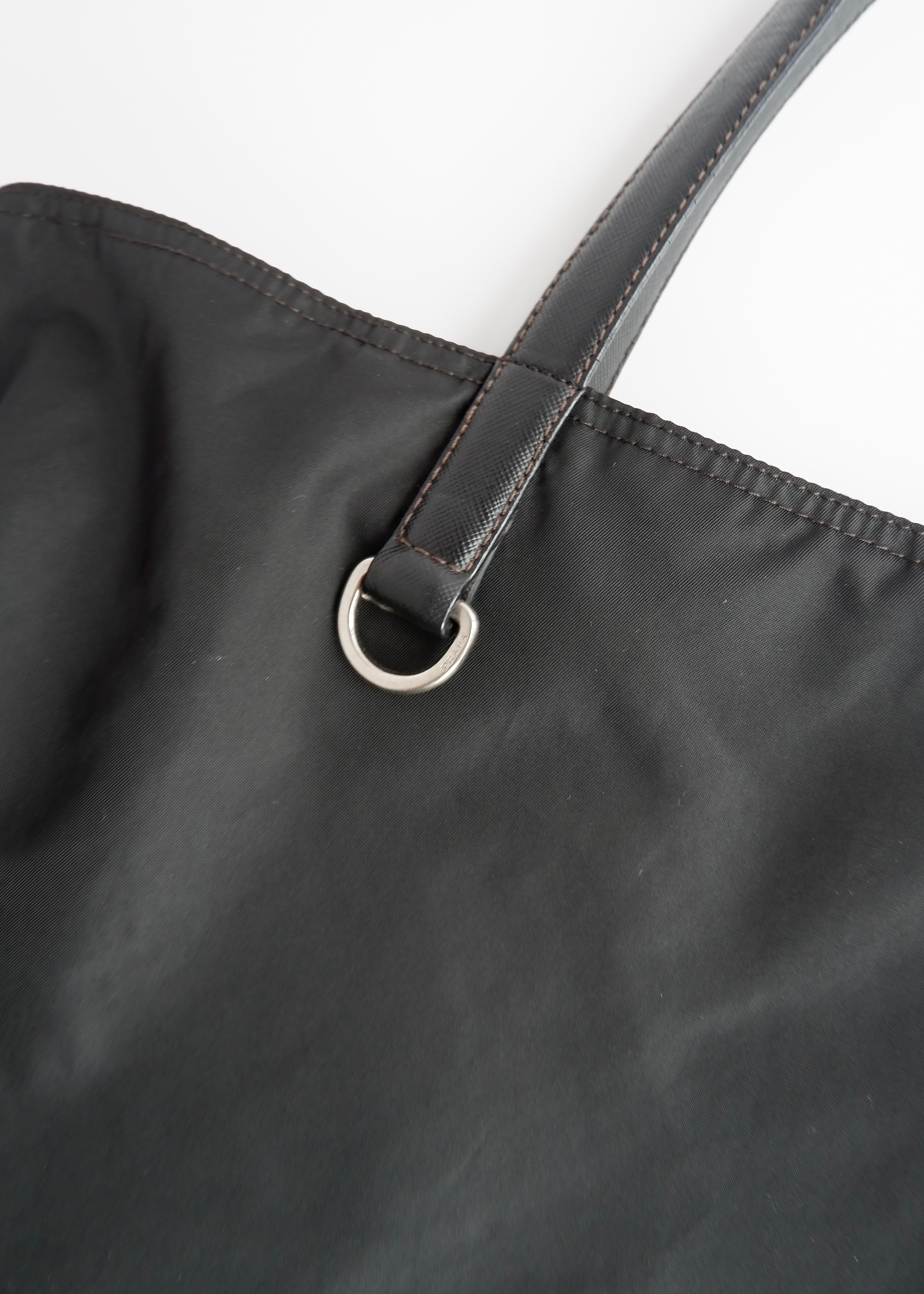 Sac cabas Prada authentique en nylon noir d'occasion