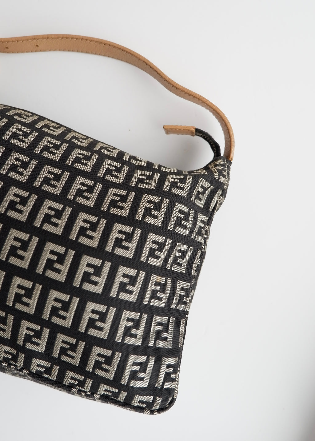 Authentique pochette Fendi d'occasion en toile/cuir Zucchino noire
