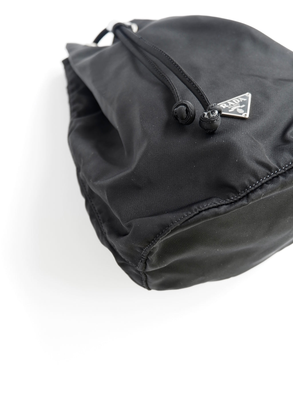 Authentique Pochette Prada en Nylon Noir avec Cordon de Serrage d'occasion