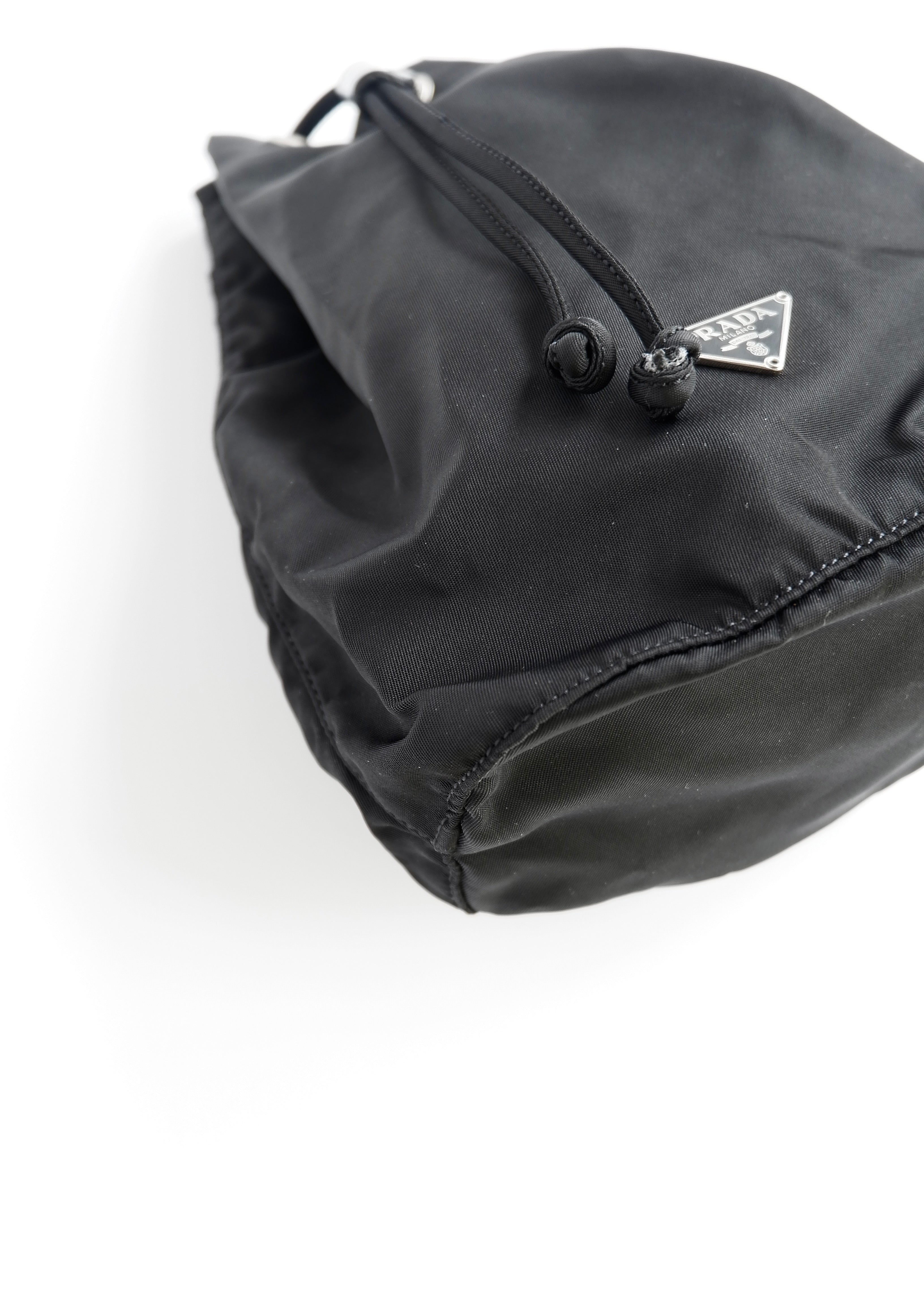 Authentique Pochette Prada en Nylon Noir avec Cordon de Serrage d'occasion