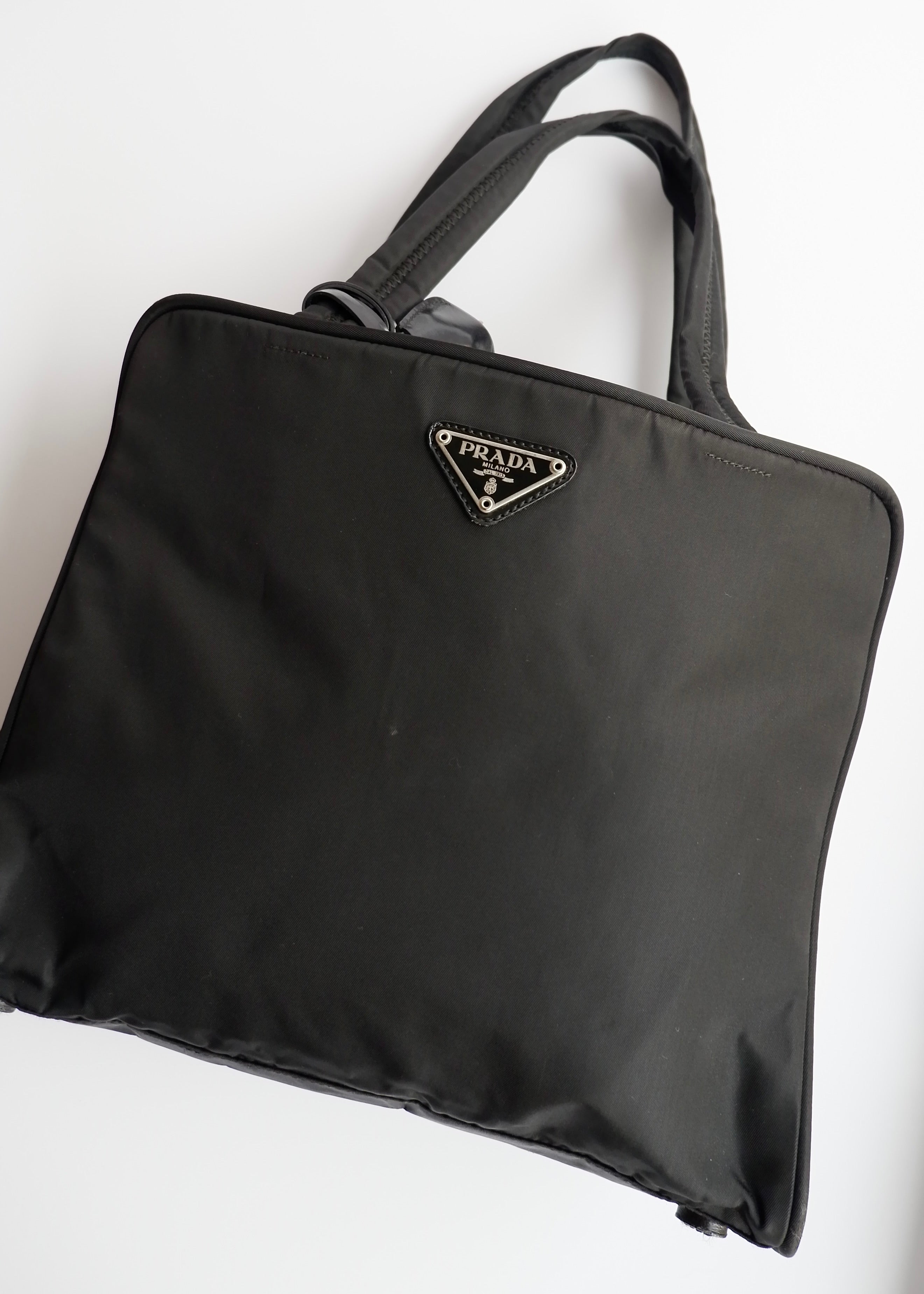 Authentique sac à poignée supérieure en nylon noir Prada d'occasion