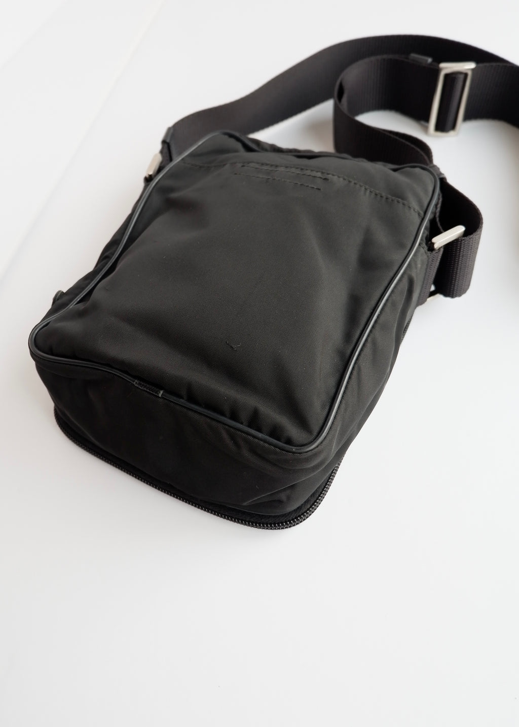 Sac bandoulière Prada en nylon noir authentique d'occasion