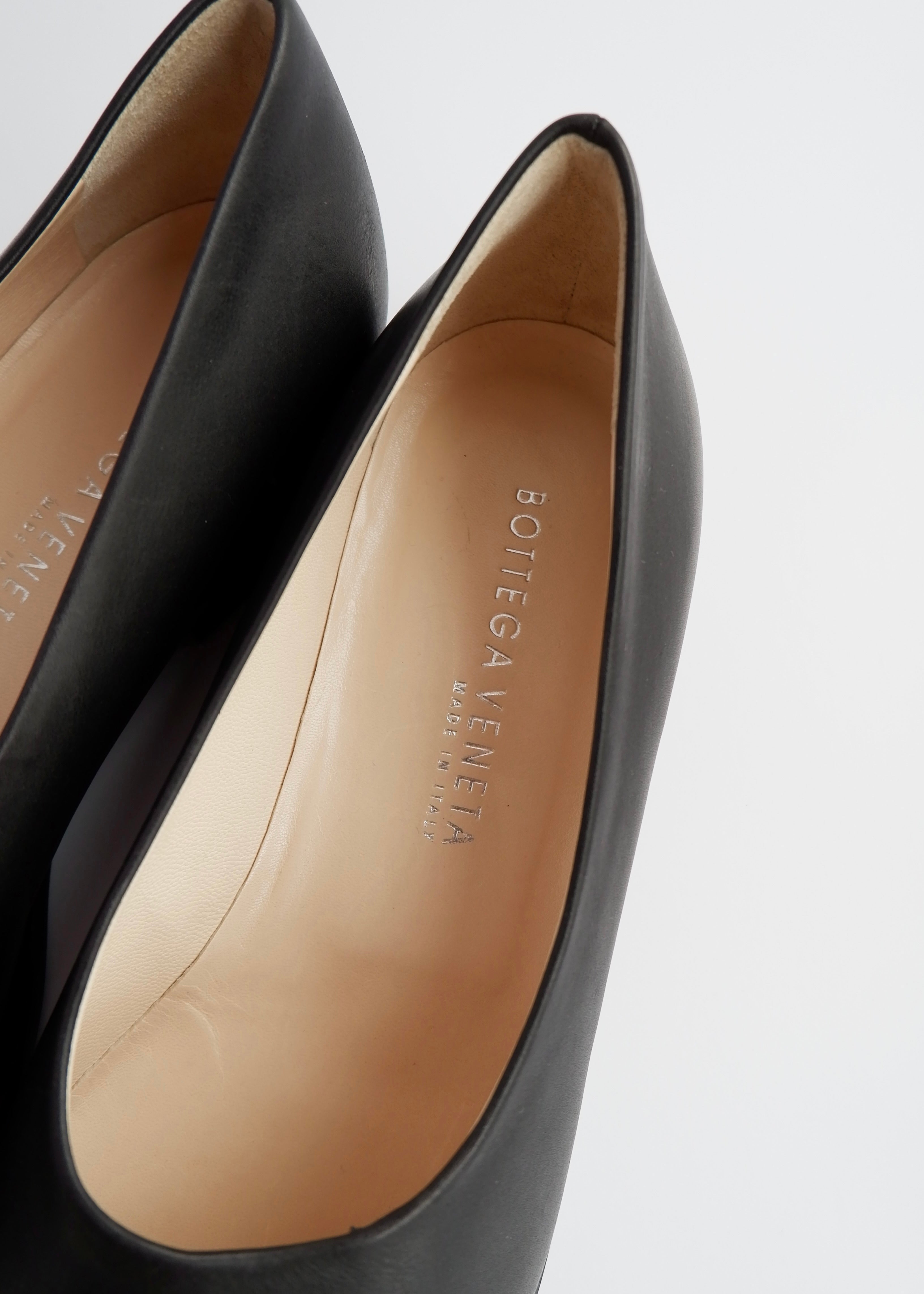 Authentiques chaussures plates en cuir noir Bottega Veneta - 39