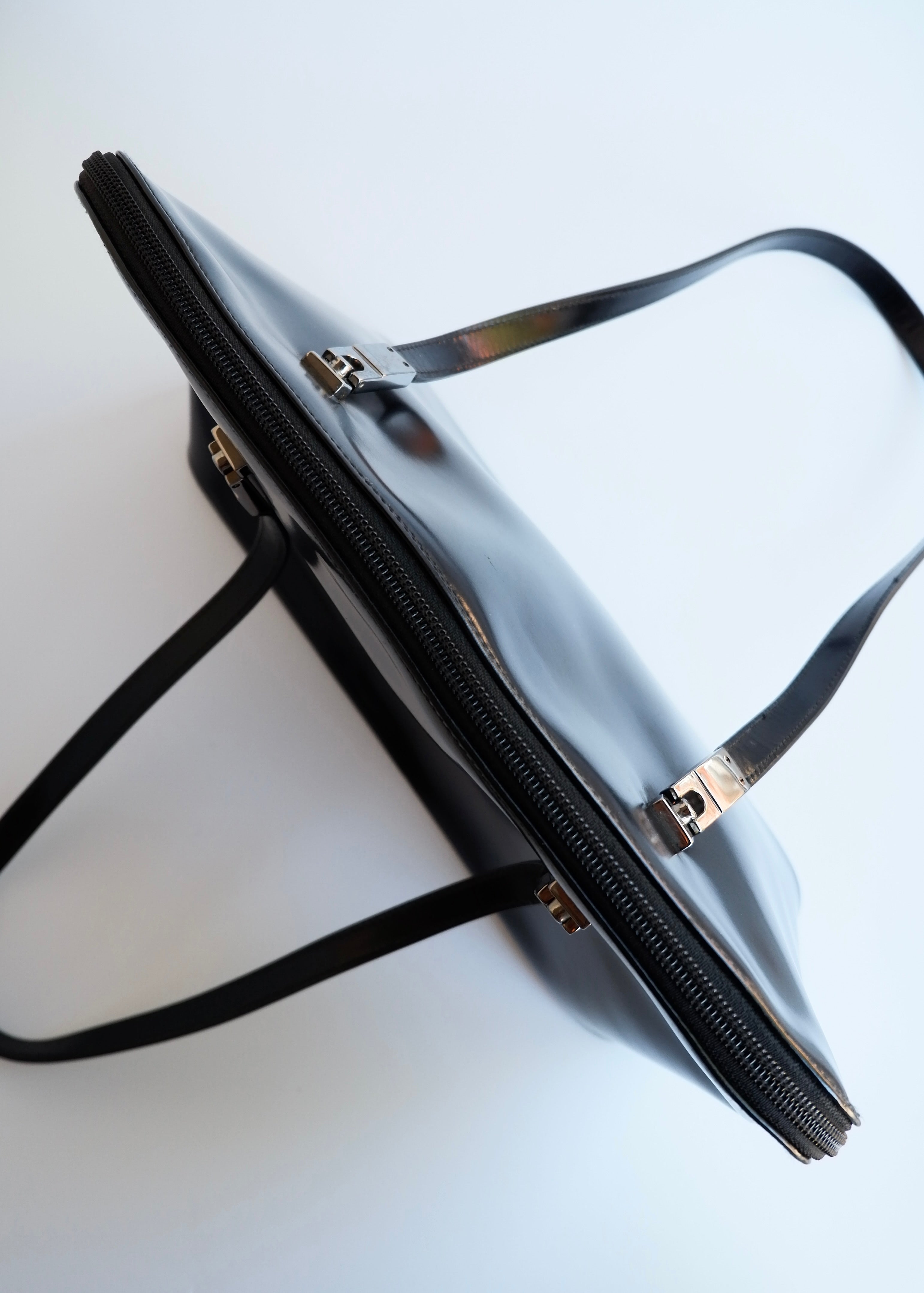 Sac bandoulière long Gucci authentique d'occasion en cuir verni noir