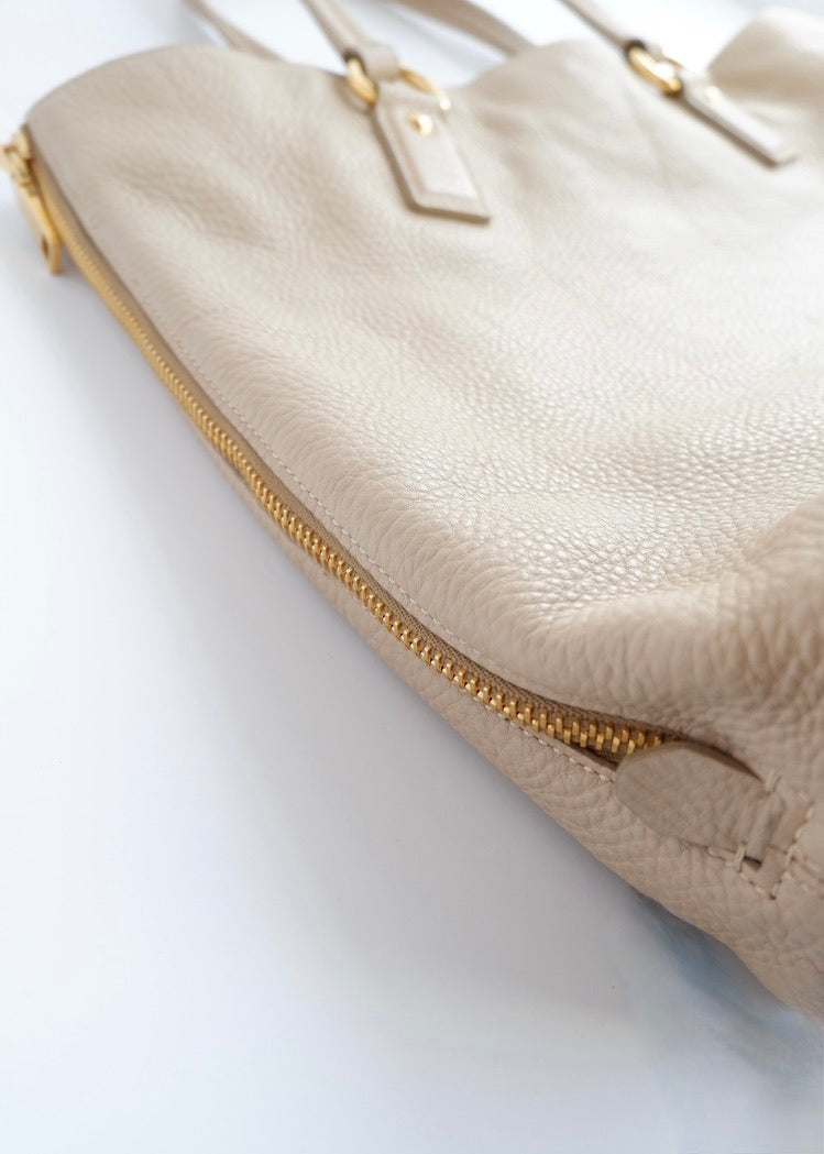Sac cabas Prada en cuir beige, authentique et d'occasion