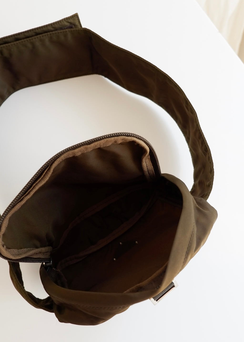 Sac banane Prada authentique d'occasion en nylon vert olive à scratch