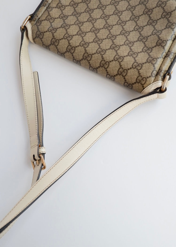 Authentique Sac bandoulière Gucci en toile GG blanche d'occasion