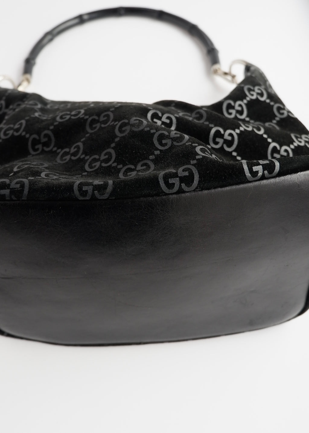 Sac à bandoulière Gucci en daim noir avec poignée en bambou, authentique et d'occasion