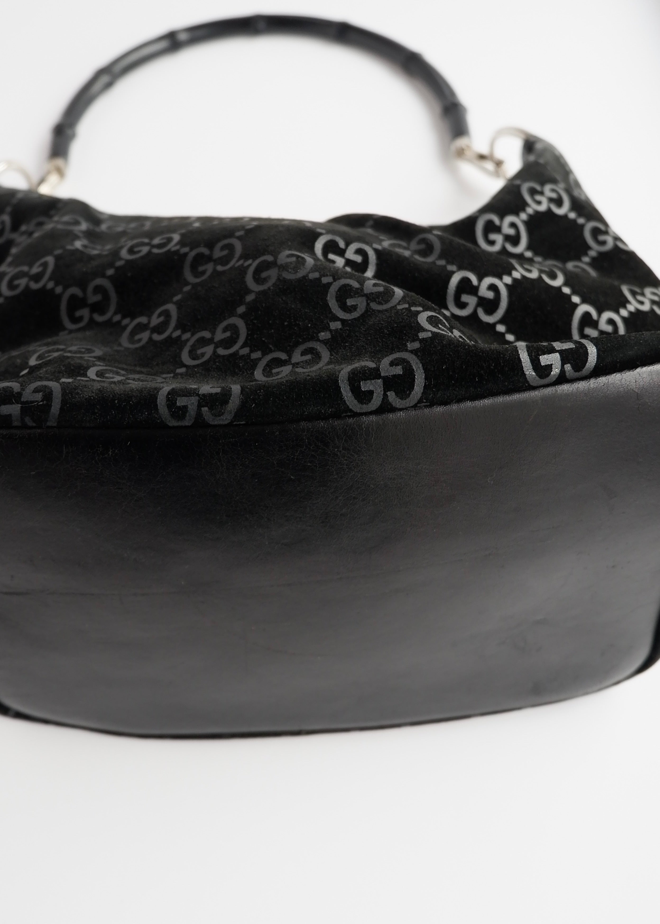 Sac à bandoulière Gucci en daim noir avec poignée en bambou, authentique et d'occasion