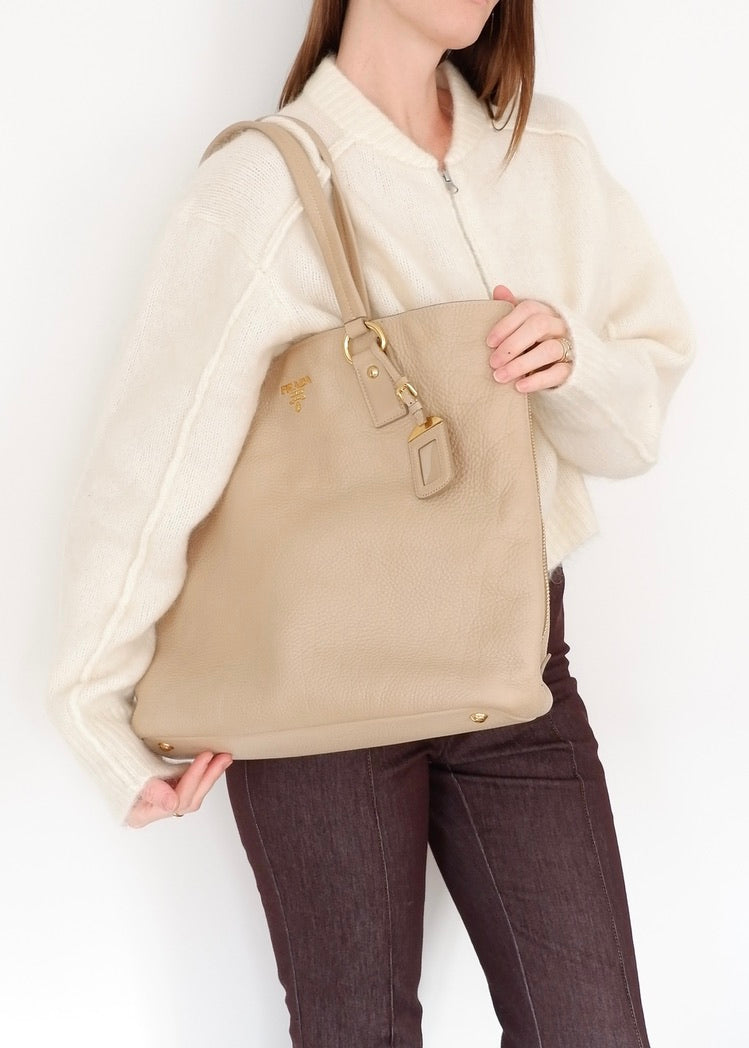 Sac cabas Prada en cuir beige, authentique et d'occasion
